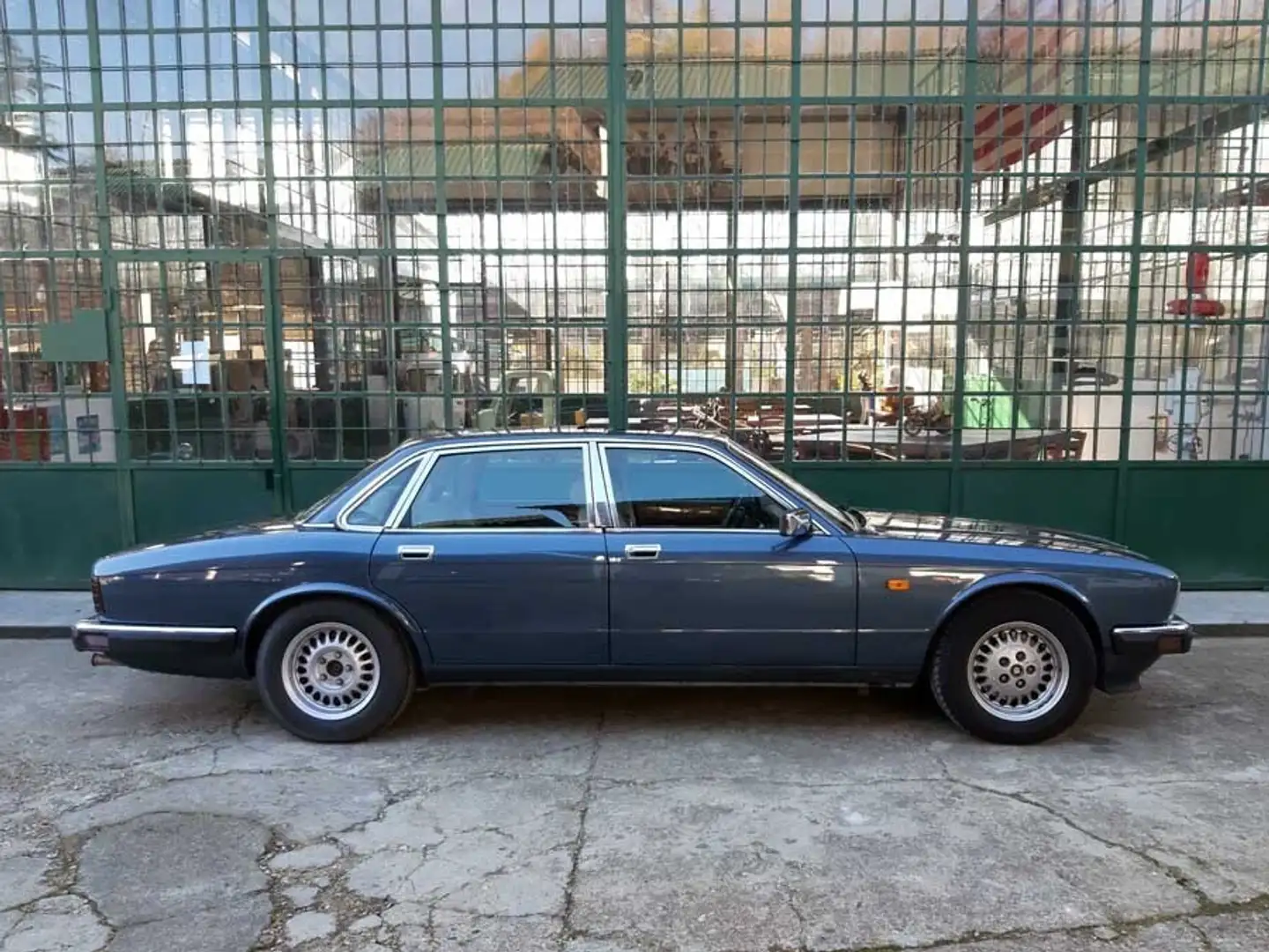 Jaguar XJ XJ6 3.6 Sovereign (XJ40) Blu/Azzurro - 2