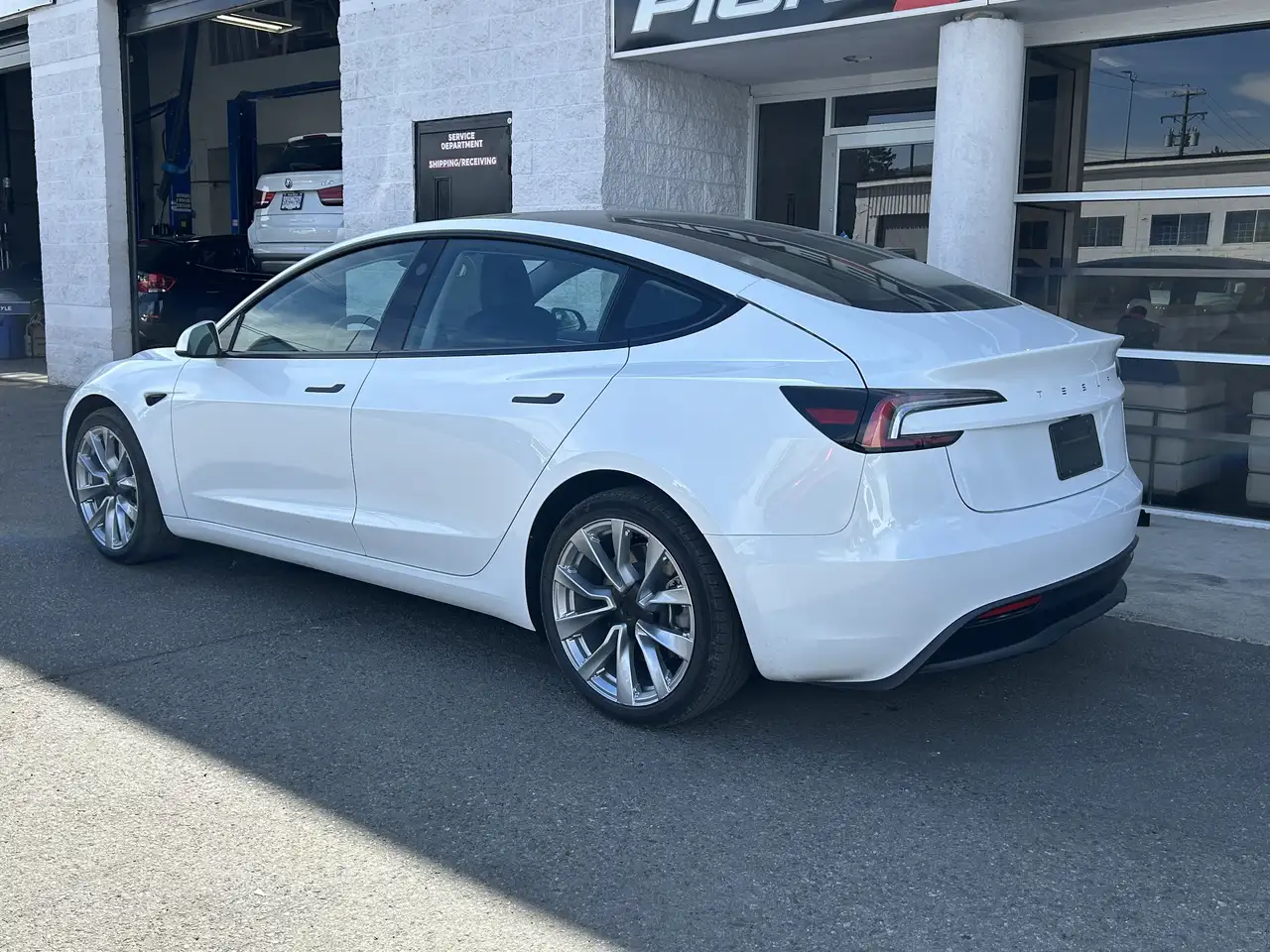 Tesla Model 3 снимка Tesla Model 3