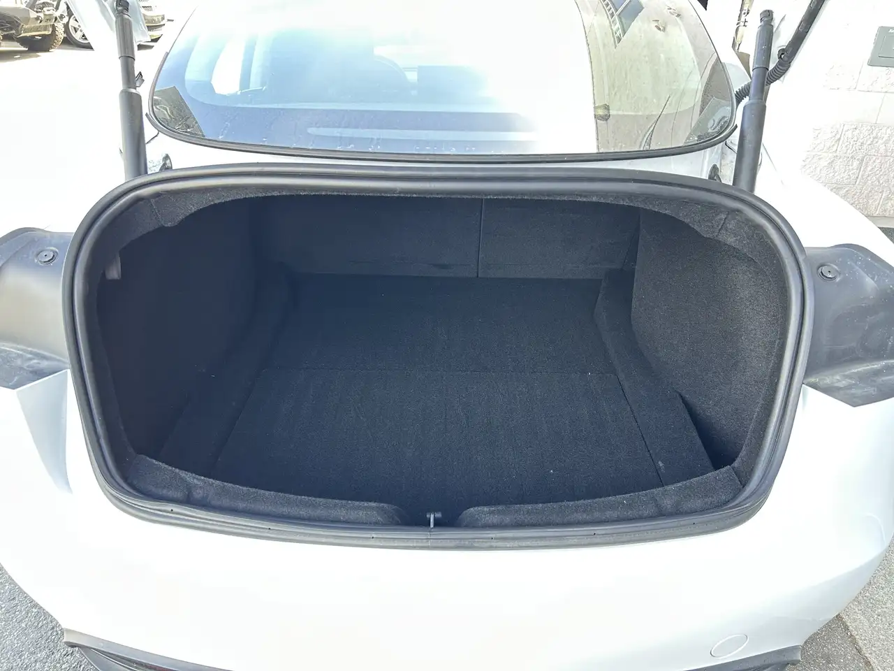 Tesla Model 3 снимка Tesla Model 3