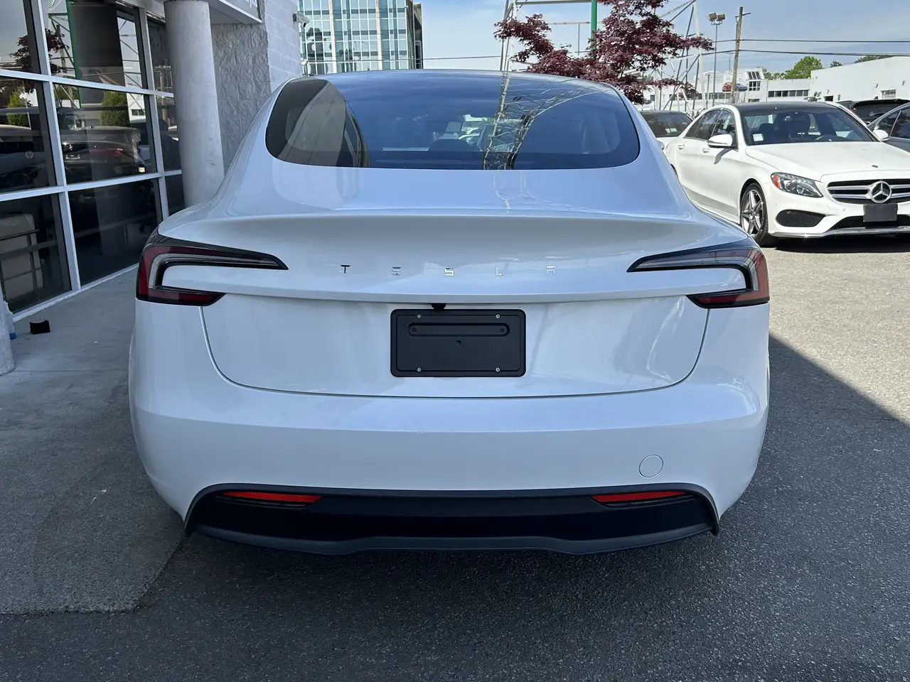 Tesla Model 3 снимка Tesla Model 3