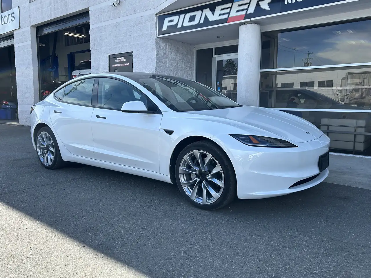 Tesla Model 3 снимка Tesla Model 3