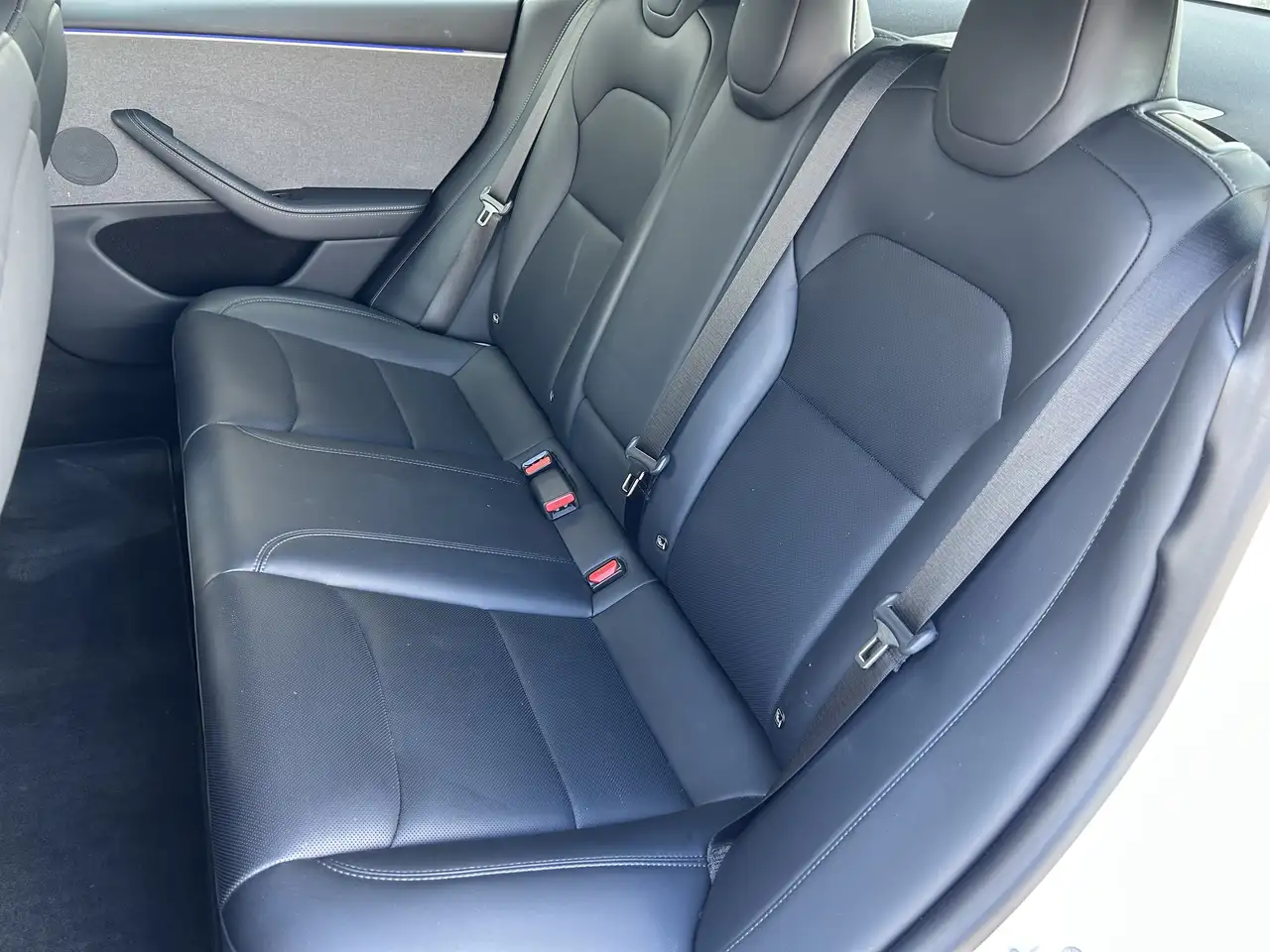 Tesla Model 3 снимка Tesla Model 3