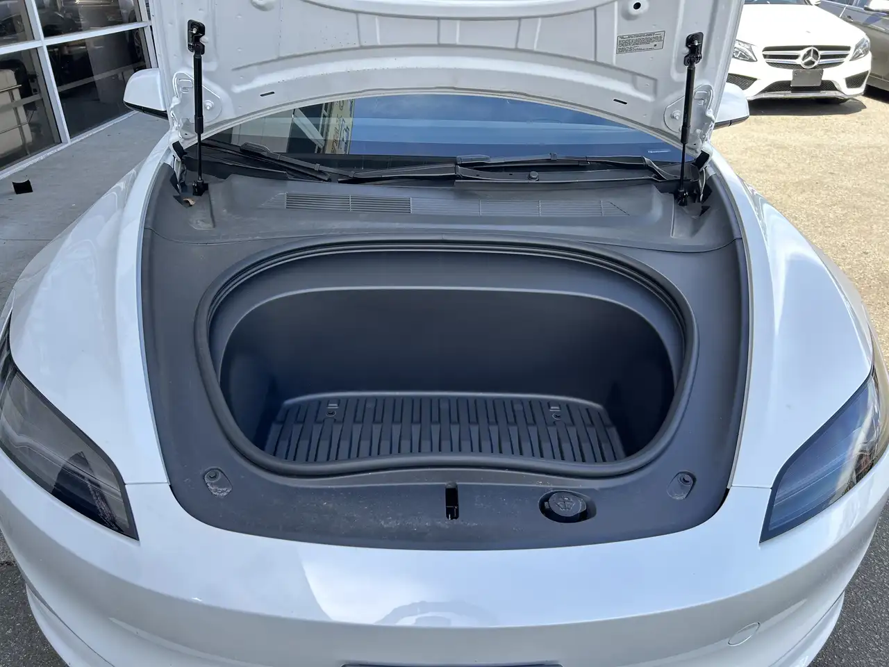 Tesla Model 3 снимка Tesla Model 3