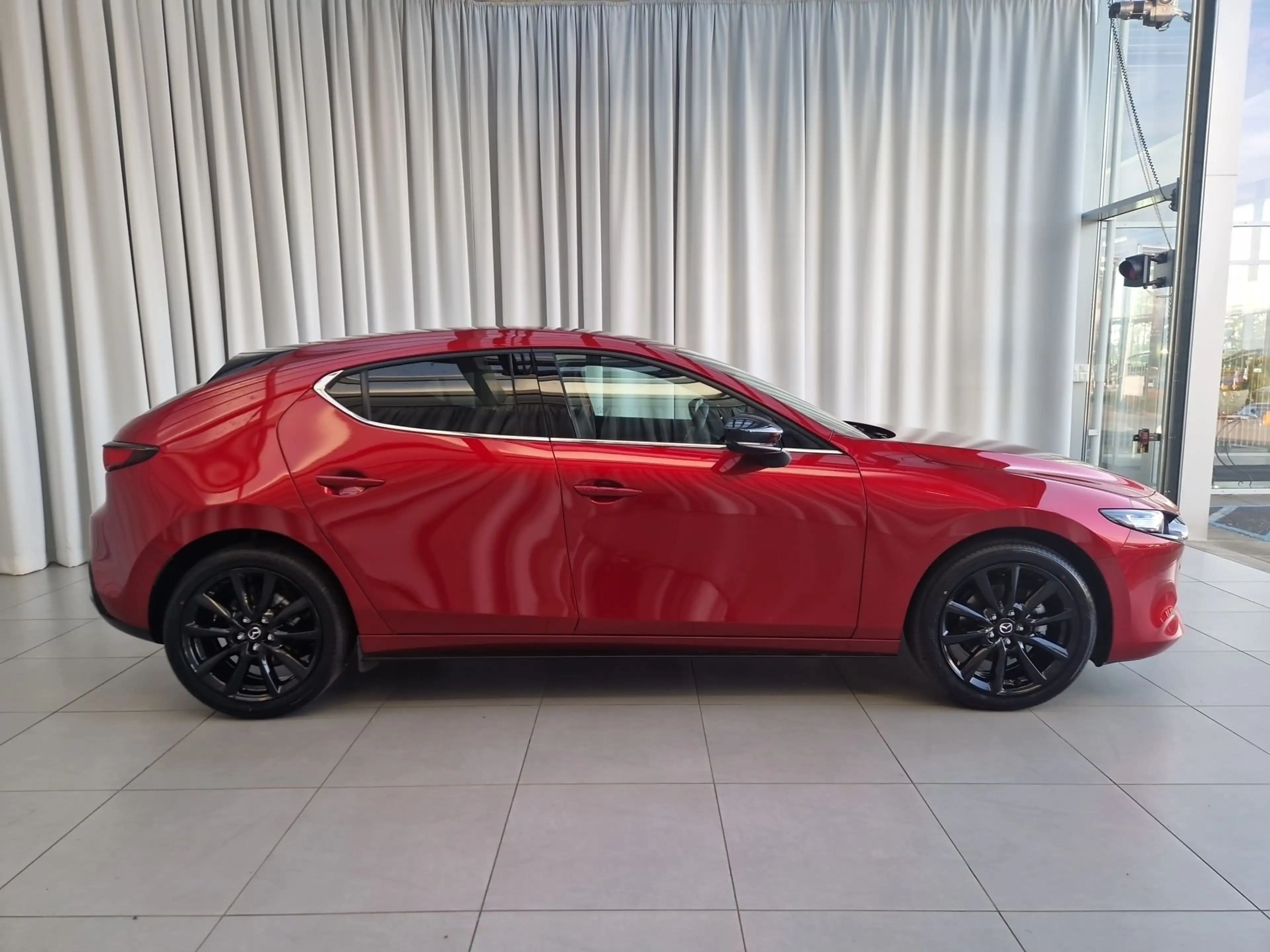 Mazda 3 2.5L e-skyactiv G140PS 6MT 2WD Homura — photo 4