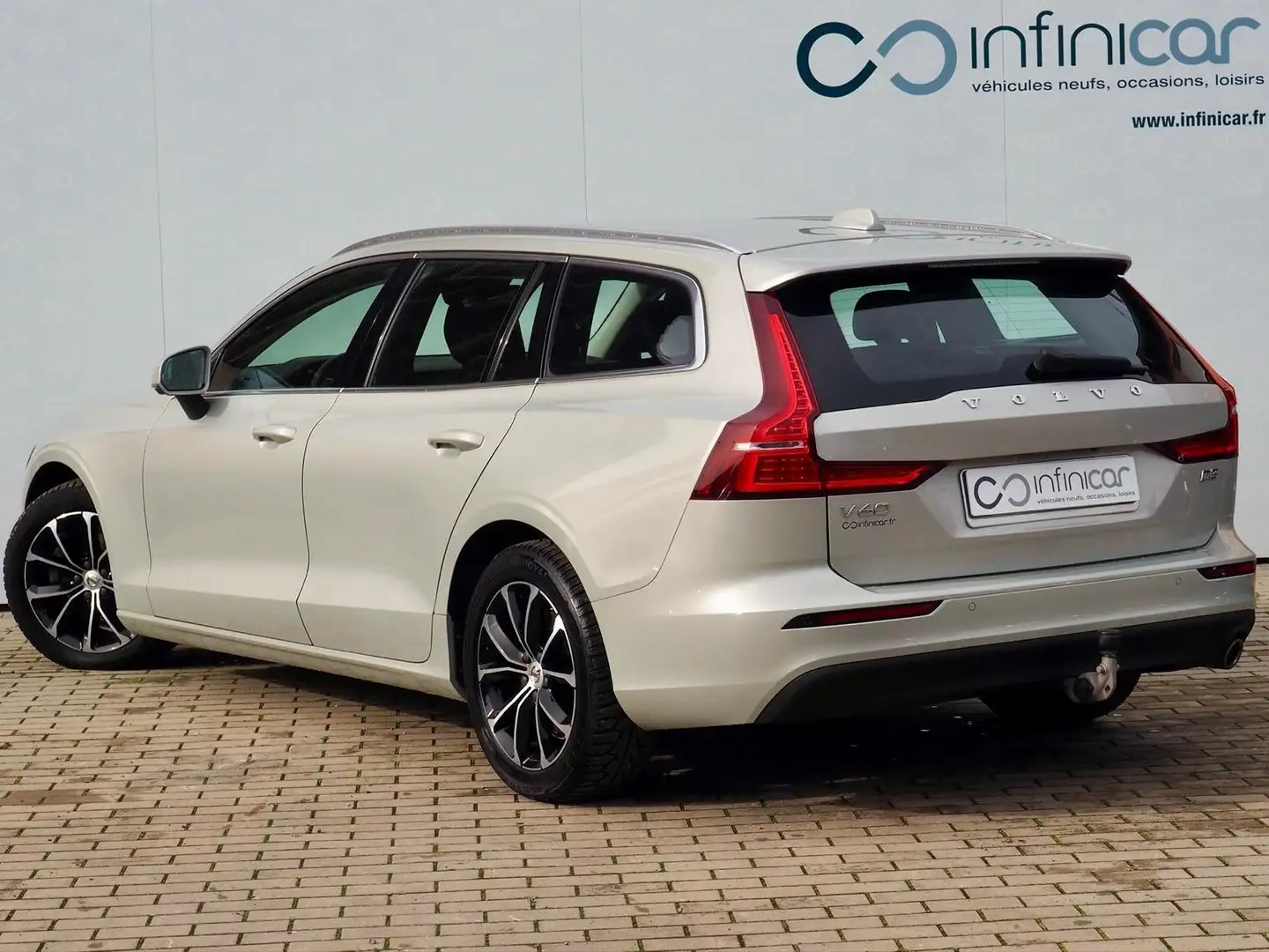 Volvo V60 V60 D3 150 Business Executive + Cuir + Attelage Gris - 2
