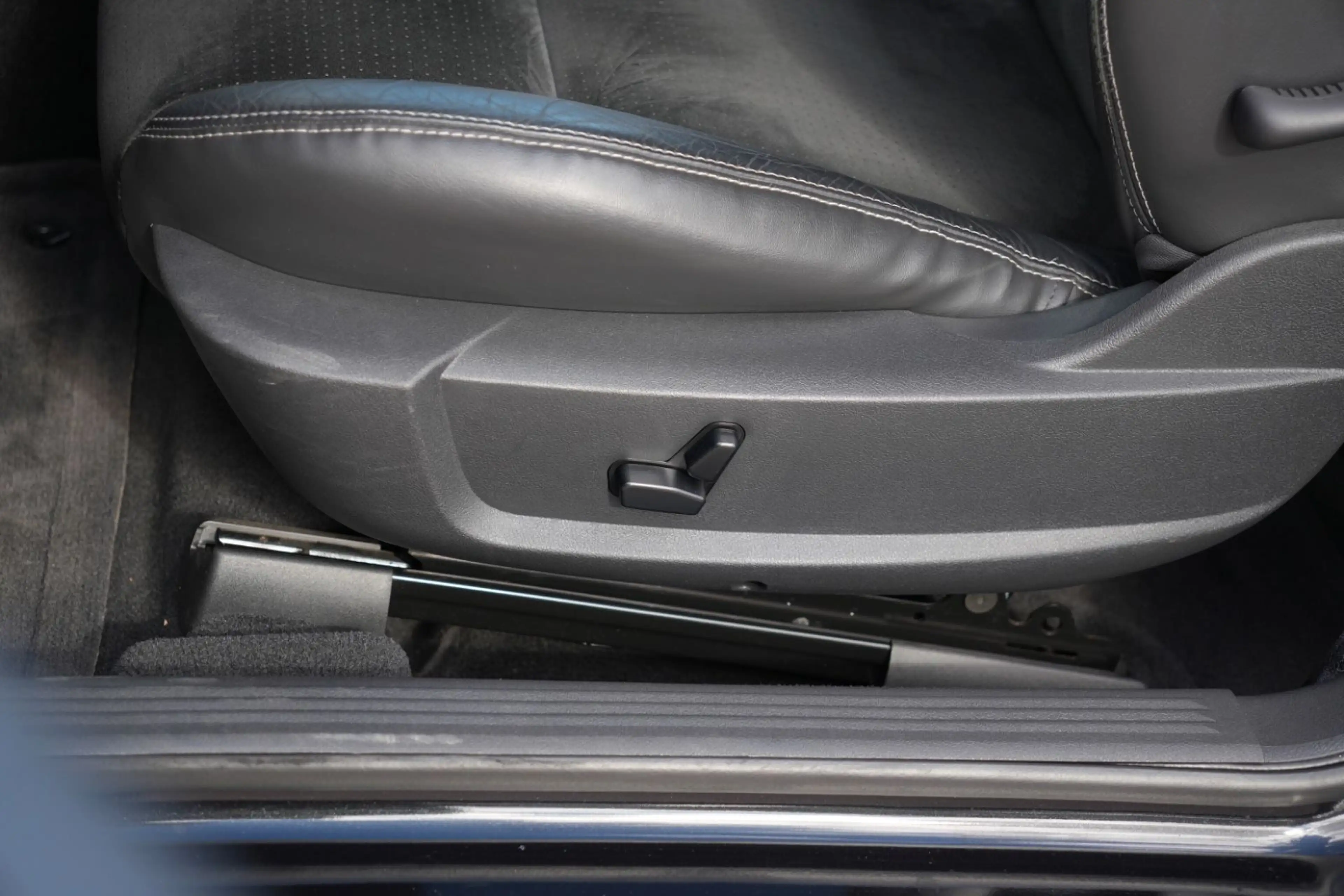 Dodge Challenger 6.1 V8 SRT-8/NAVI/PDC/UNFALLFREI — photo 19