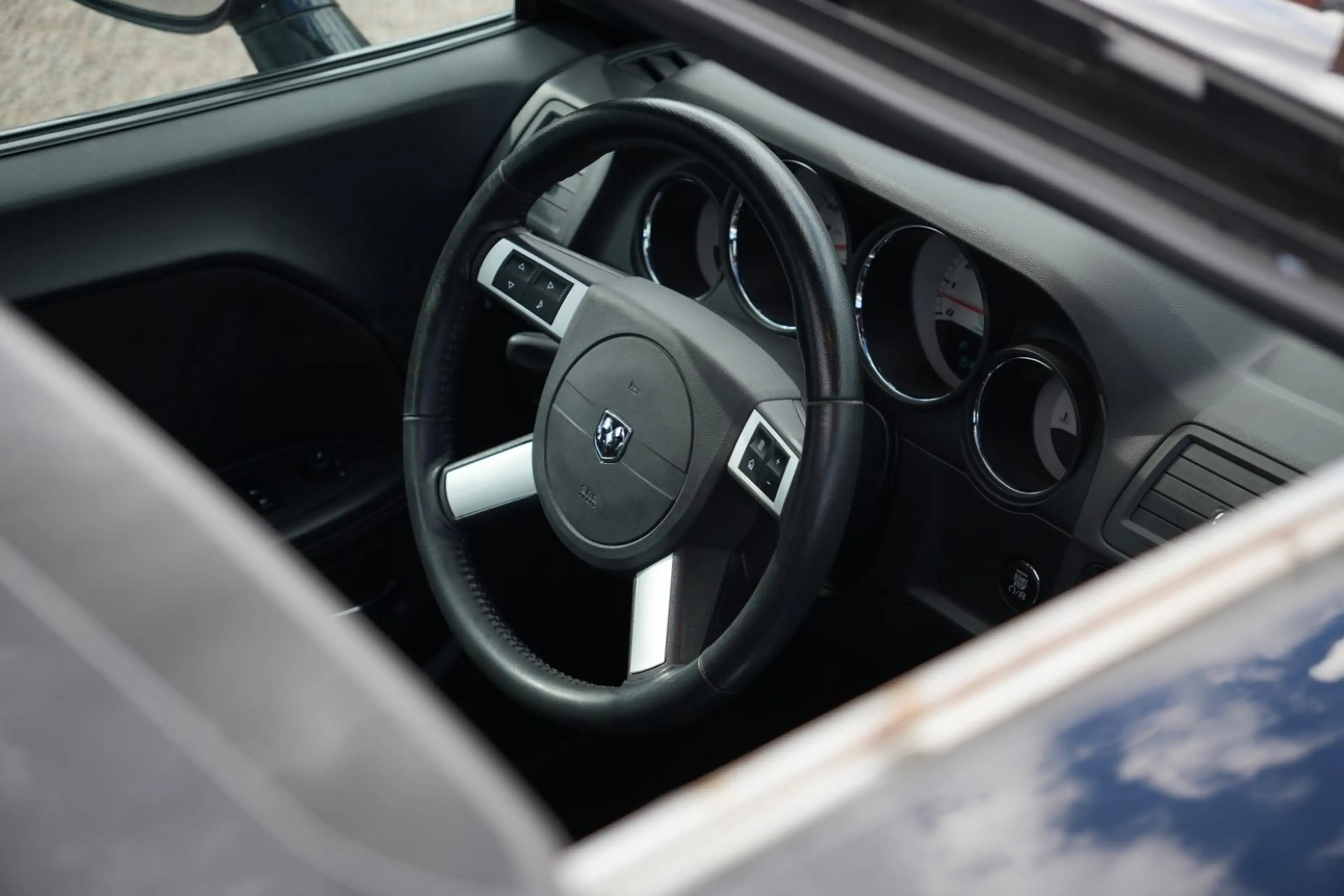 Dodge Challenger 6.1 V8 SRT-8/NAVI/PDC/UNFALLFREI — photo 14