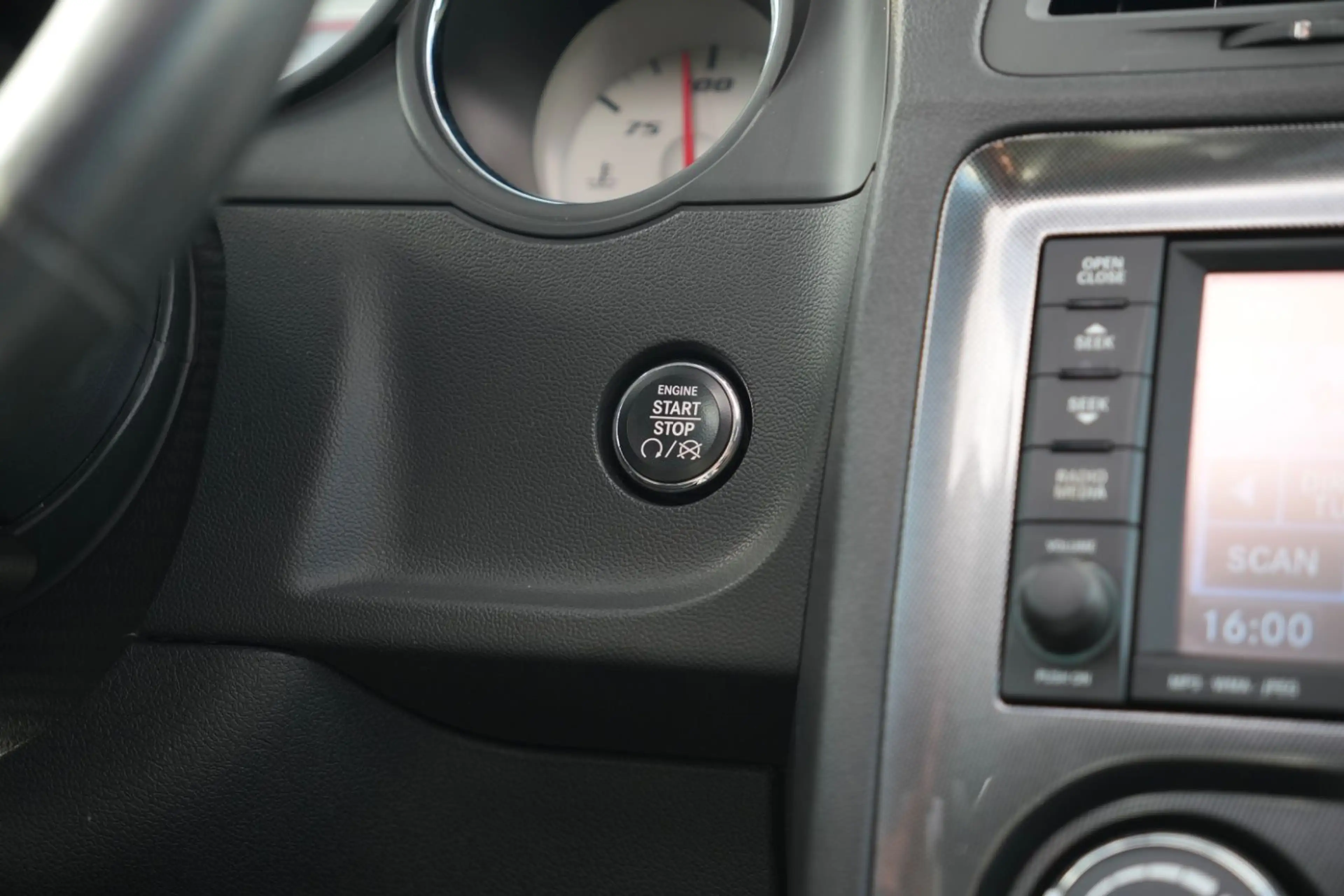 Dodge Challenger 6.1 V8 SRT-8/NAVI/PDC/UNFALLFREI — photo 16