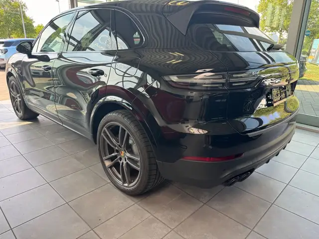 Porsche Cayenne view 4