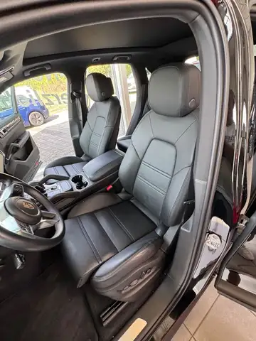 Porsche Cayenne view 10