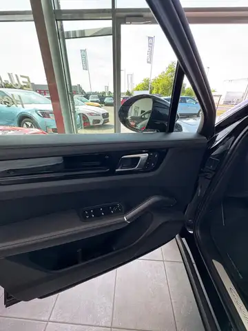 Porsche Cayenne view 11