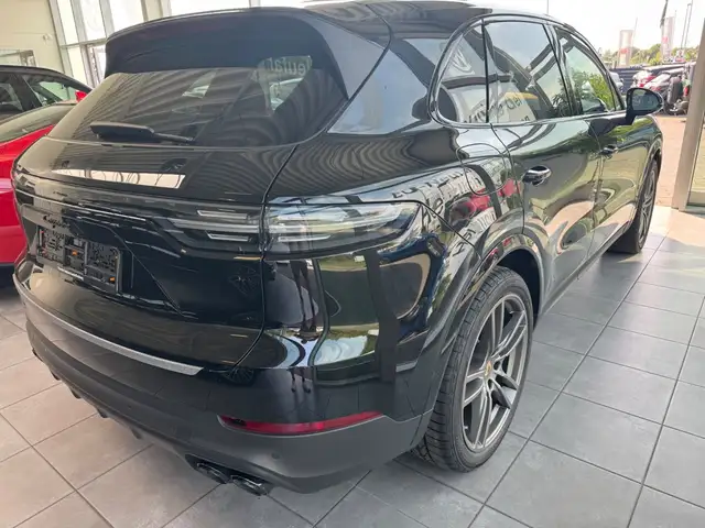 Porsche Cayenne view 6