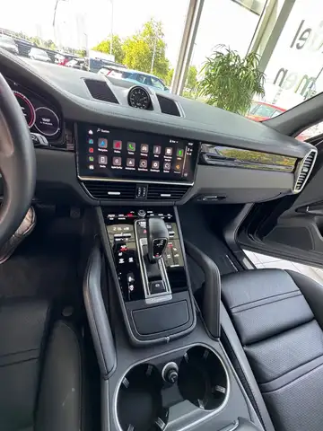Porsche Cayenne view 13