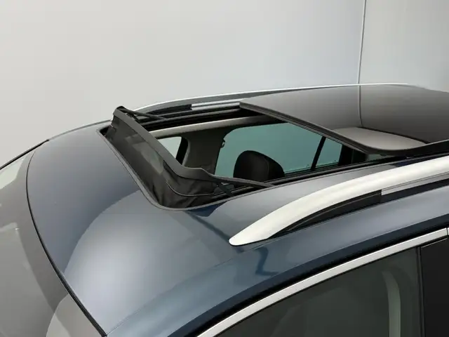 Volkswagen Tiguan view 3