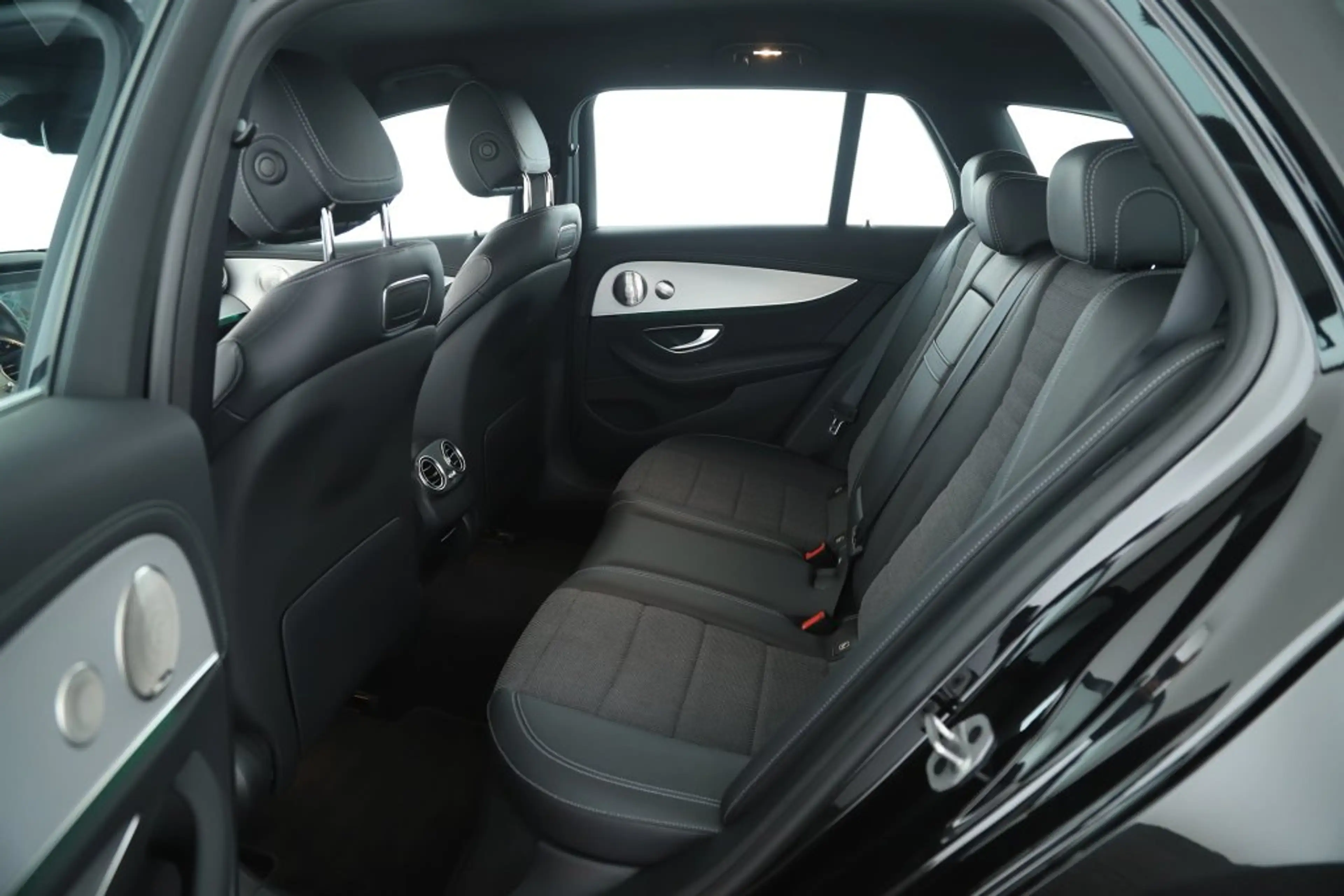 Mercedes-Benz E 220 d Kombi 4MATIC Autom LED NAVI HUD BURMESTER — photo 11