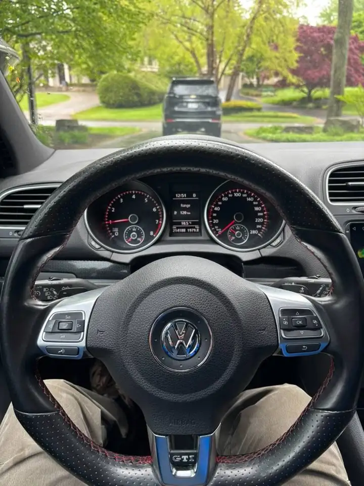 Volkswagen Golf GTI снимка Volkswagen Golf GTI