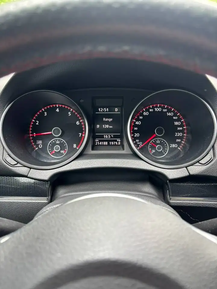Volkswagen Golf GTI снимка Volkswagen Golf GTI