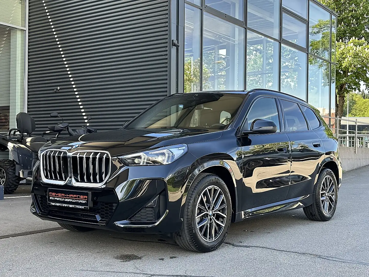 BMW X1 sDrive18i M-Paket Aut. PANORAMA GLASDACH Schwarz - 2