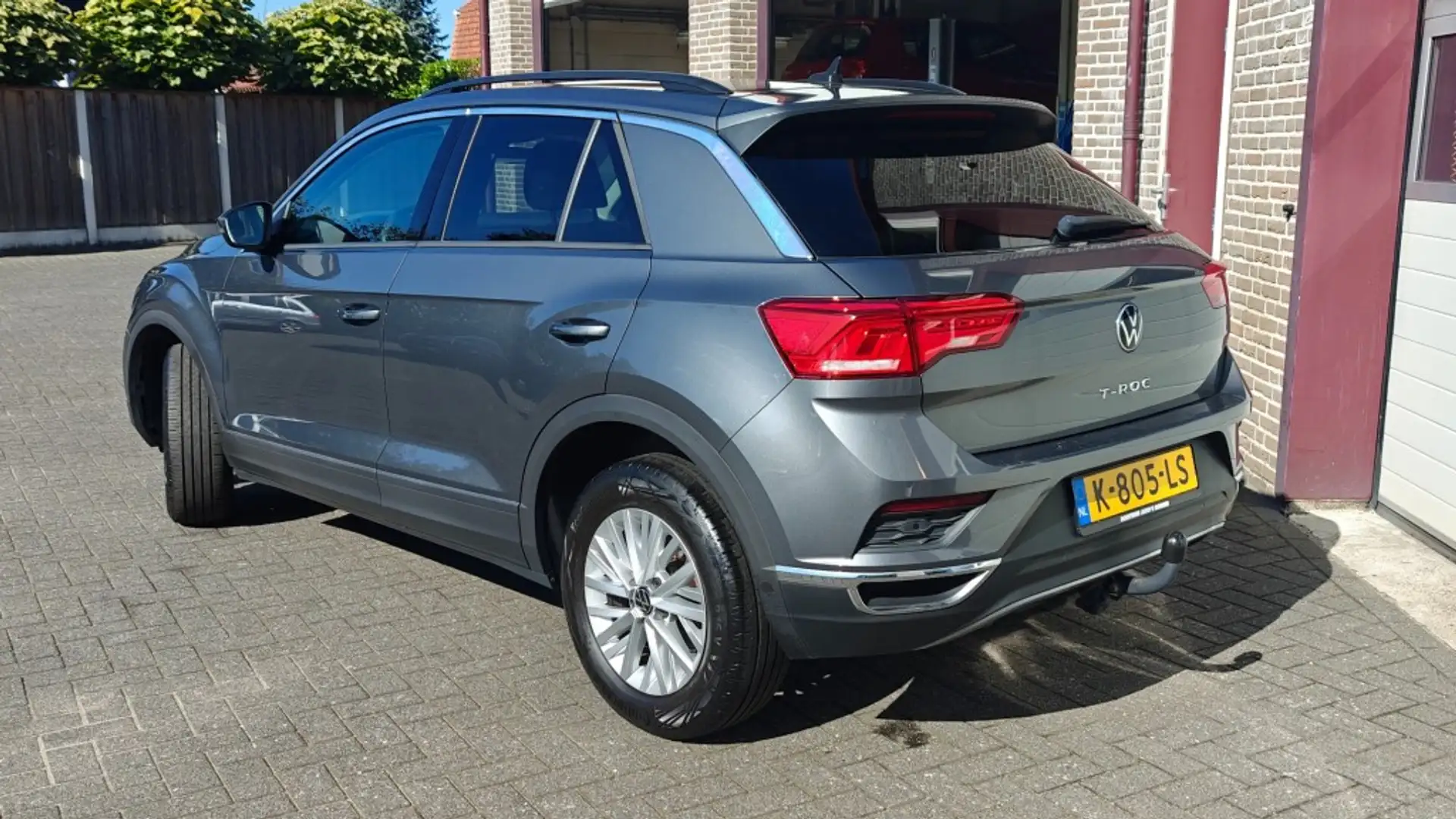 Volkswagen T-Roc 1.5 TSI 150PK STYLE - Carplay - Trekhaak - All in Grijs - 2