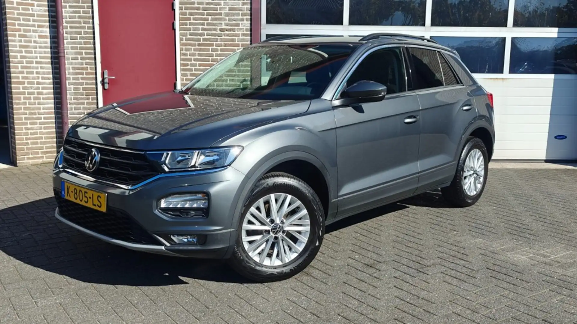 Volkswagen T-Roc 1.5 TSI 150PK STYLE - Carplay - Trekhaak - All in Grijs - 1