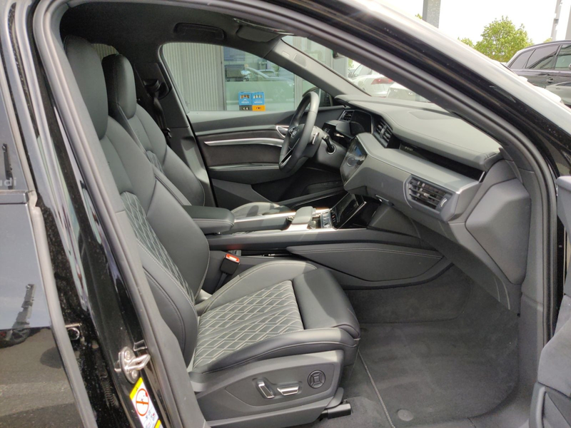 Audi Q8 e-tron 55 quattro S-Line, Projektionslicht, A — photo 15