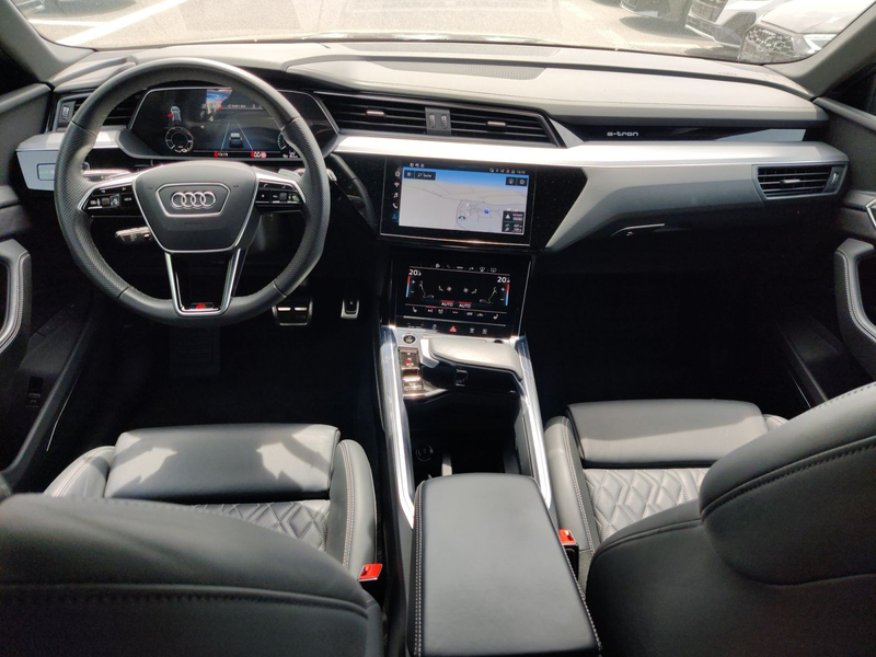 Audi Q8 e-tron 55 quattro S-Line, Projektionslicht, A — photo 10