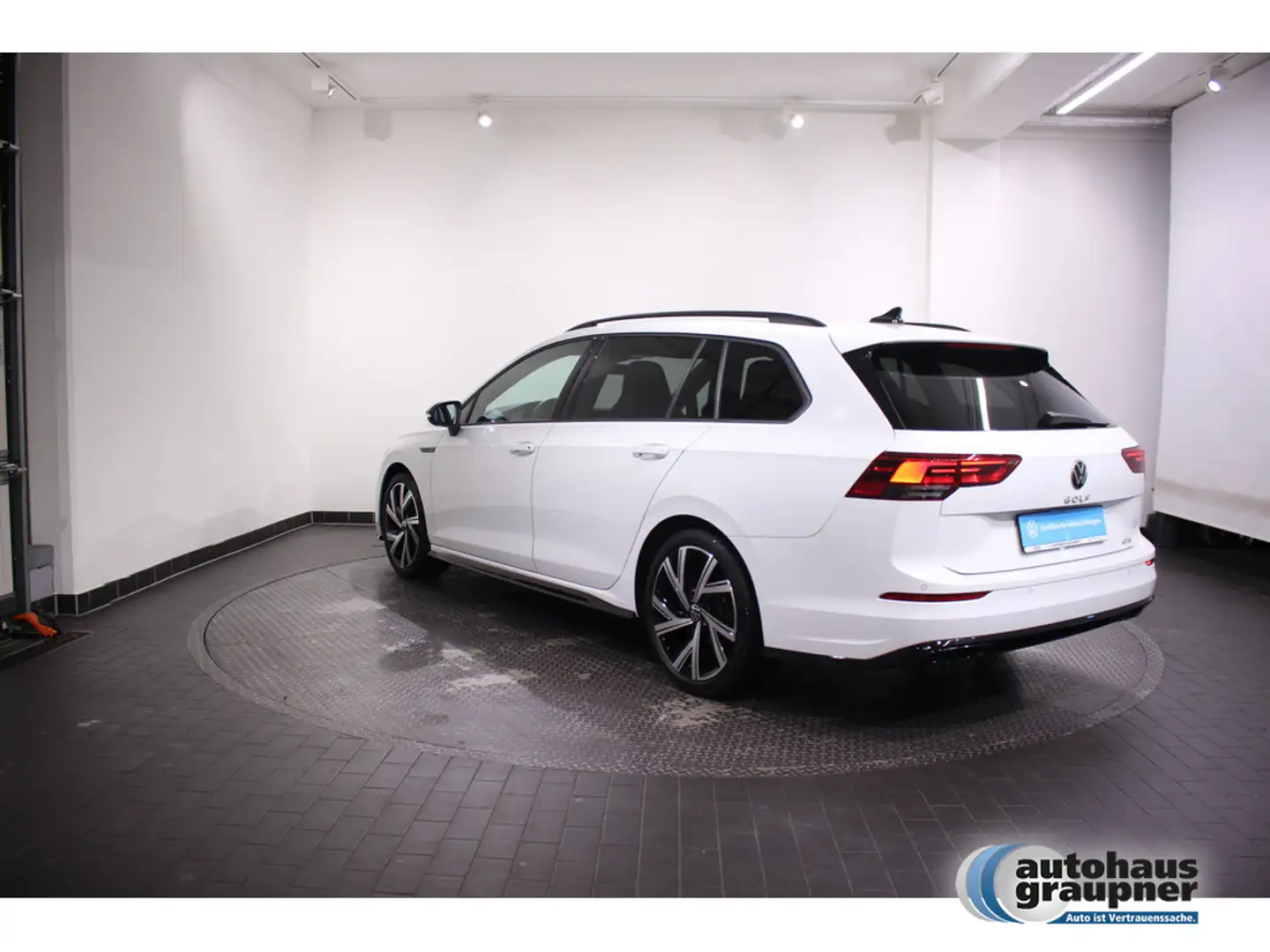 Volkswagen Golf VIII Variant 1.5 TSI DSG R-Line PDC LED Weiß - 2