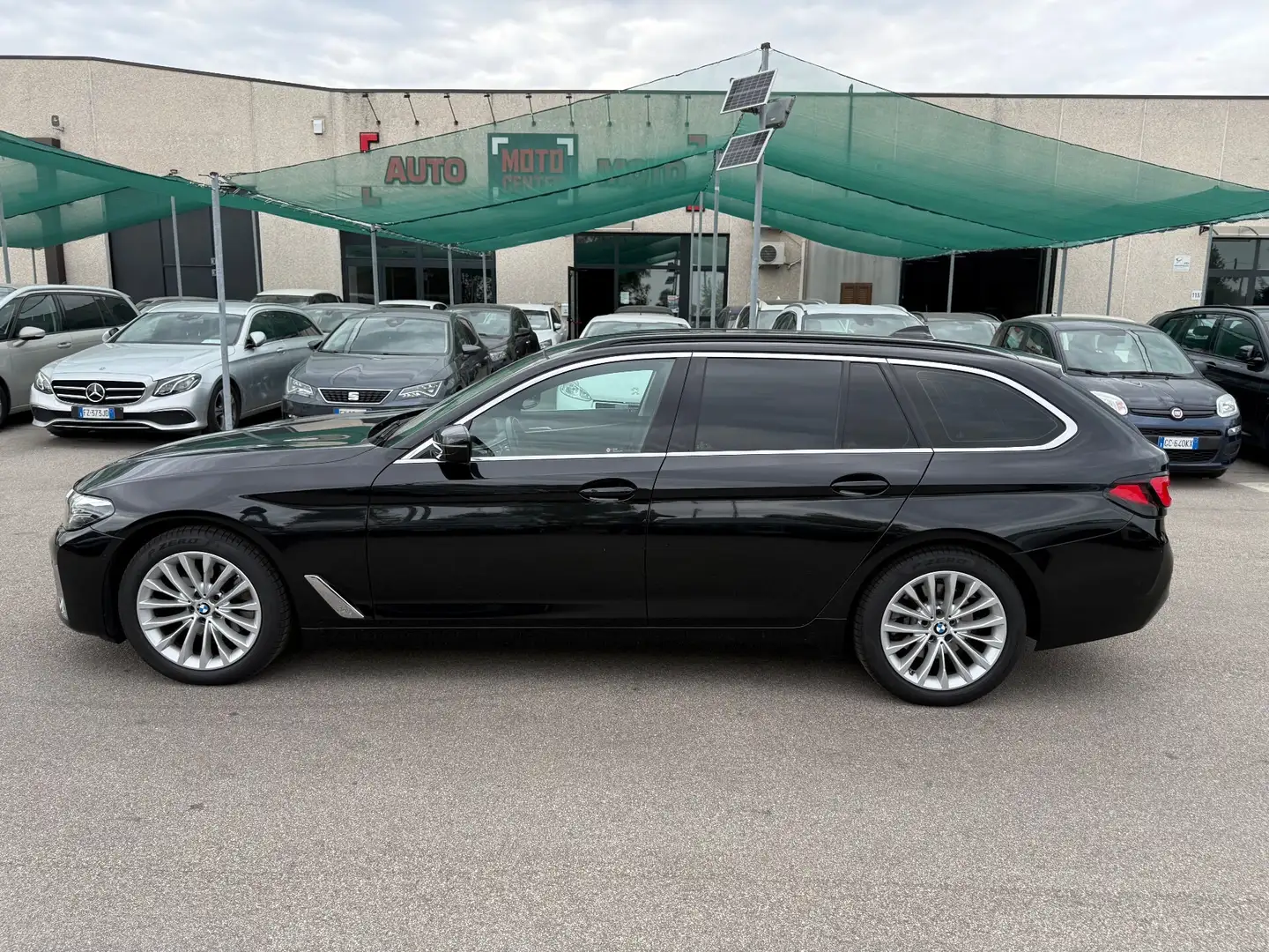 BMW 520 520d 48V xDrive Touring Luxury Nero - 2