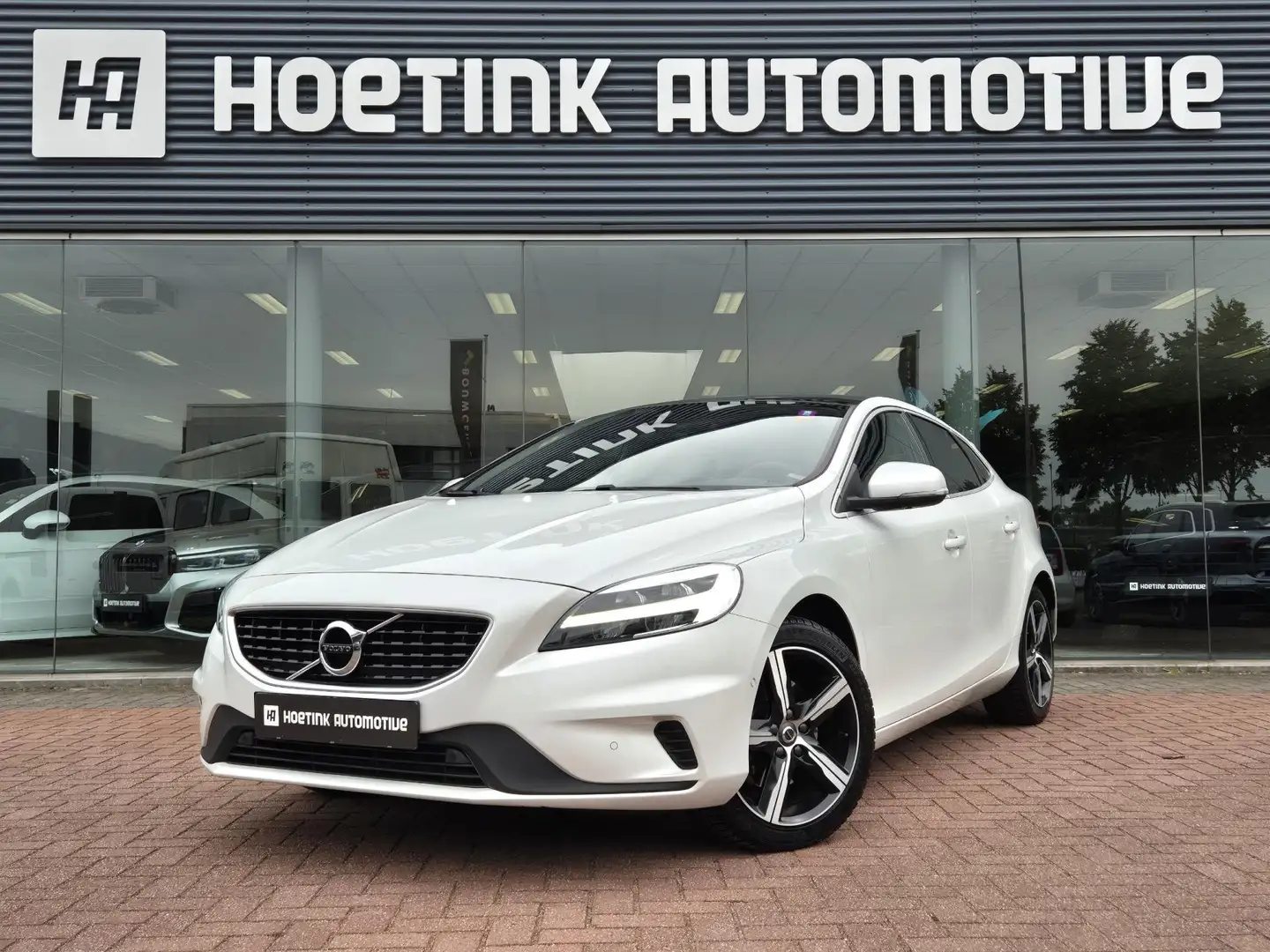 Volvo V40 2.0 T4 Business Sport | Trekhaak | Leer | Camera | Blanco - 1