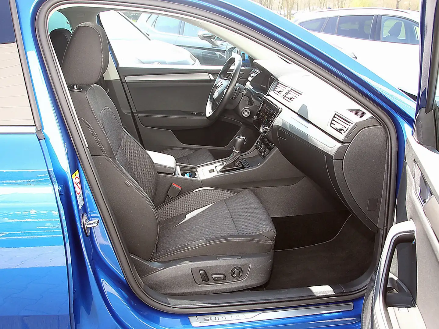Skoda Superb Combi 2.0 TDI Style 4x4 DSG NAVI PANO Blauw - 2