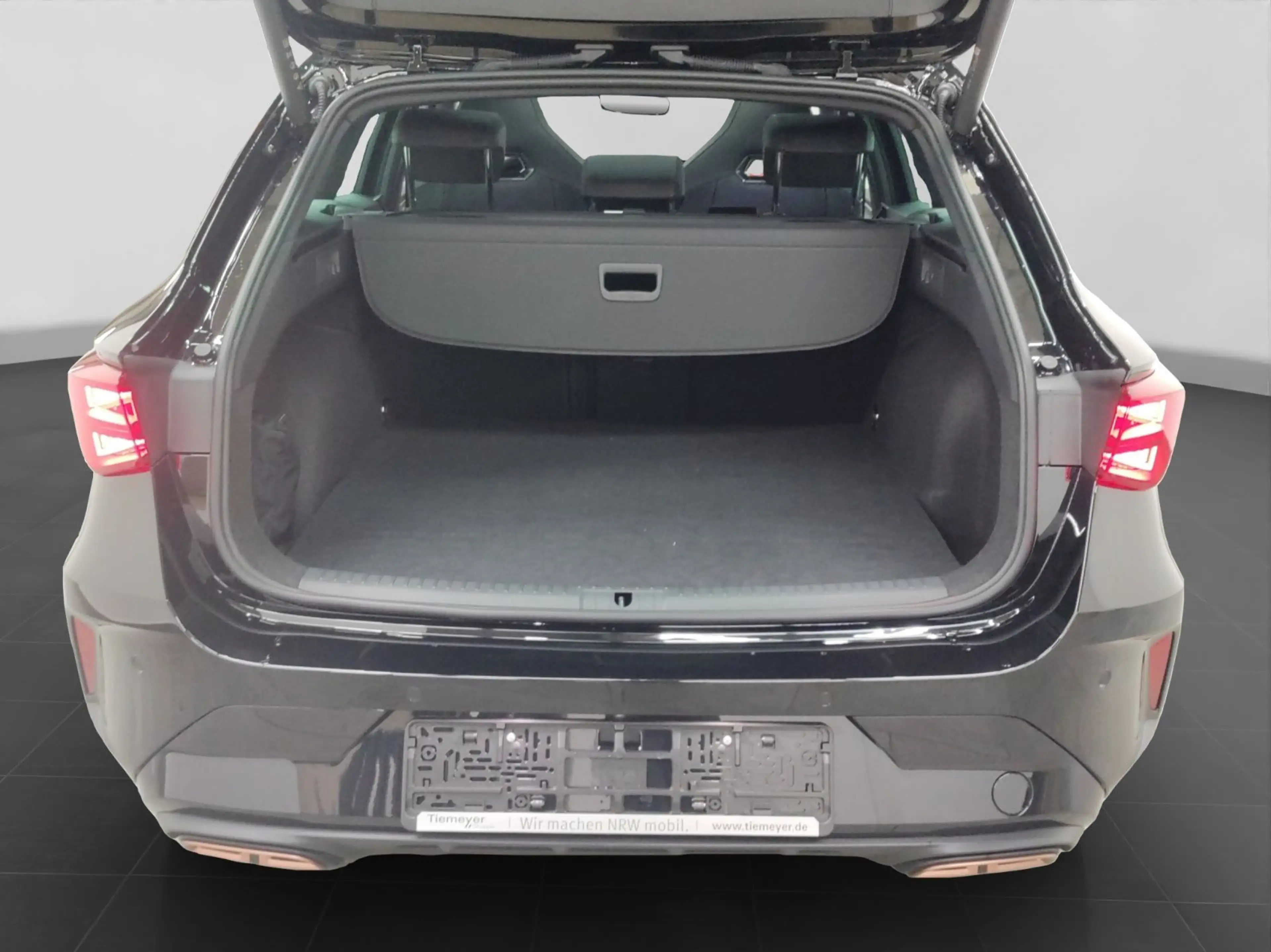 CUPRA Leon Sportstourer 1.5 e-HYBRID DSG VZ SENNHEISER — photo 7