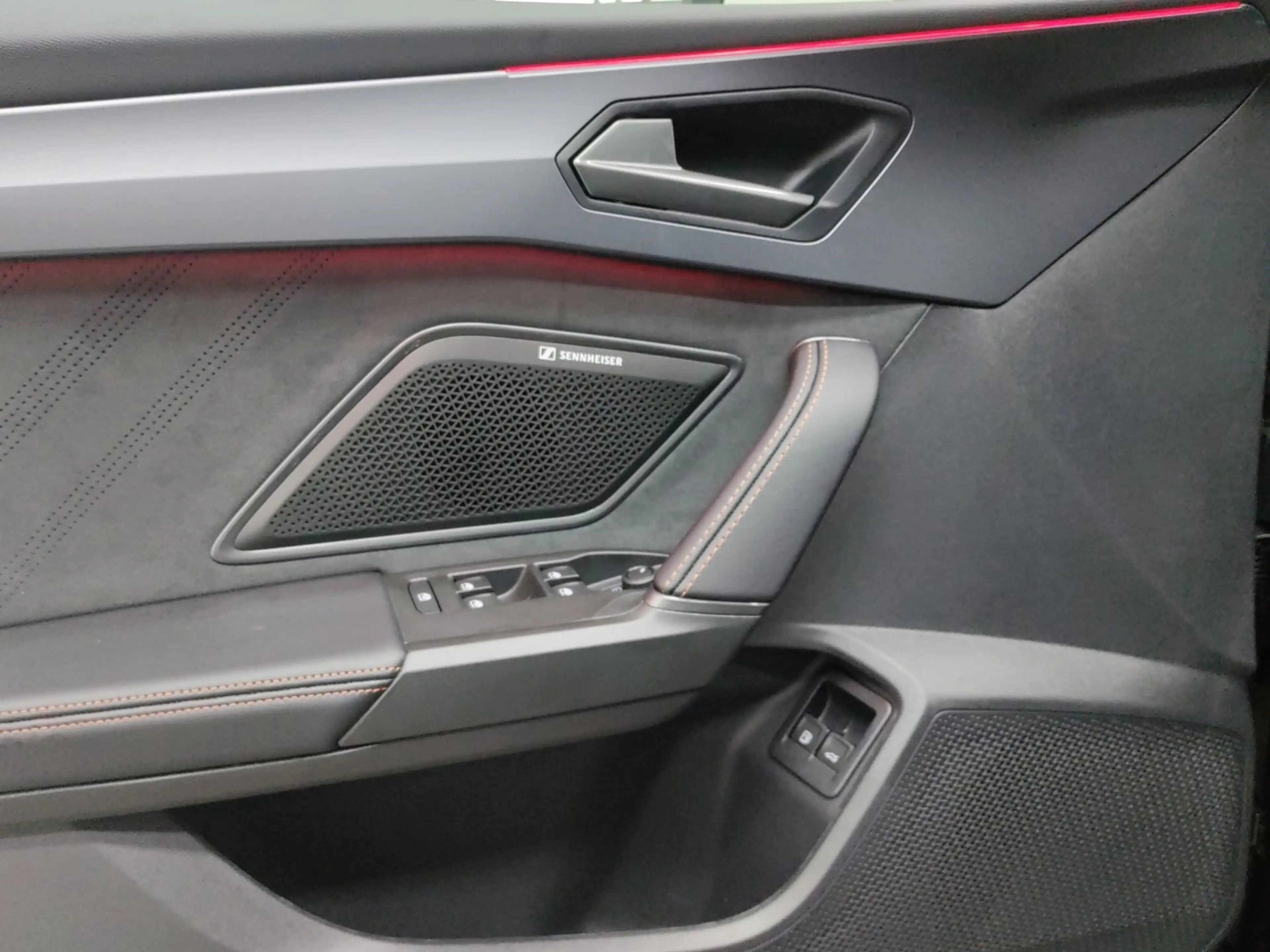 CUPRA Leon Sportstourer 1.5 e-HYBRID DSG VZ SENNHEISER — photo 9
