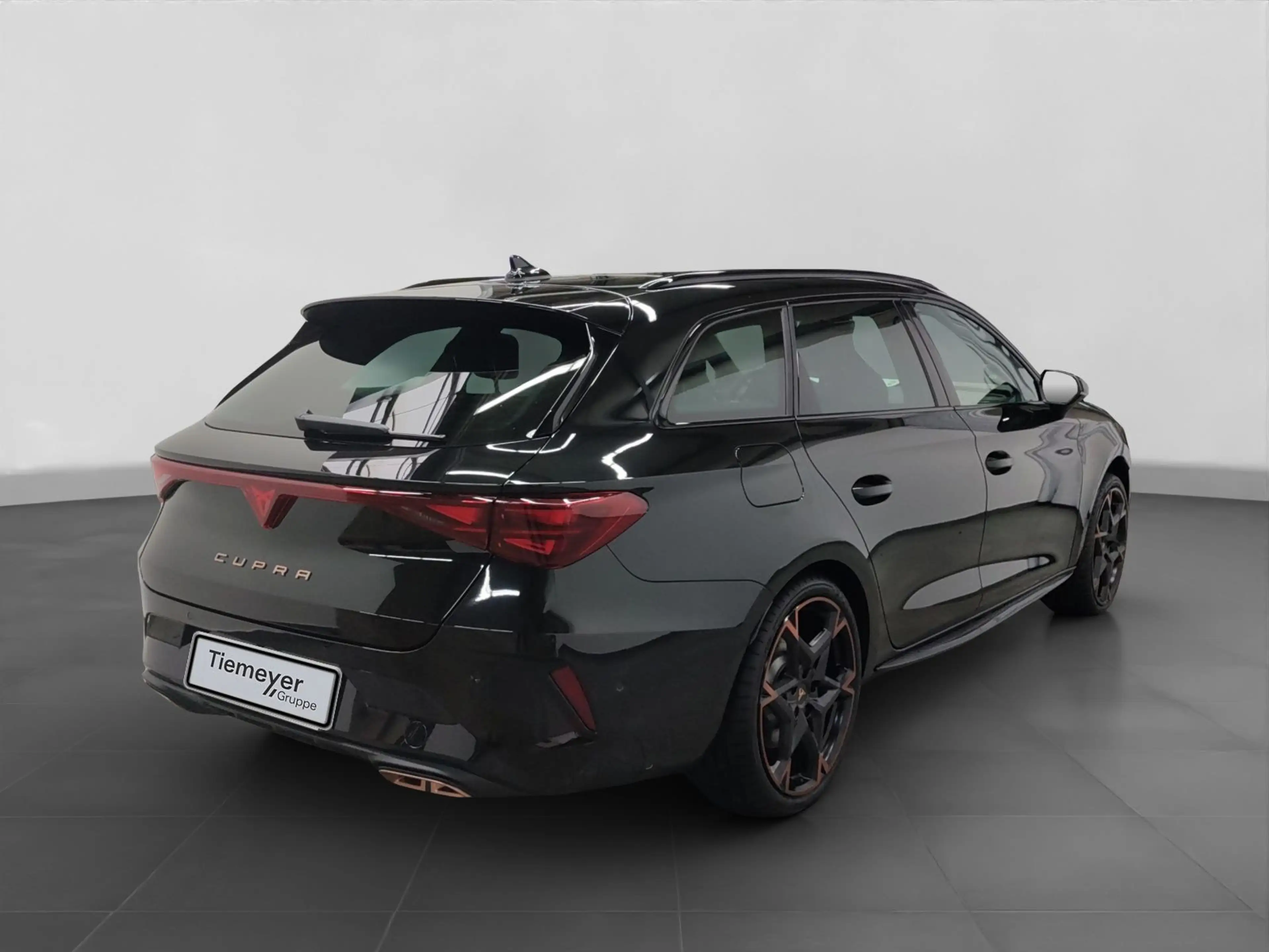 CUPRA Leon Sportstourer 1.5 e-HYBRID DSG VZ SENNHEISER — photo 3