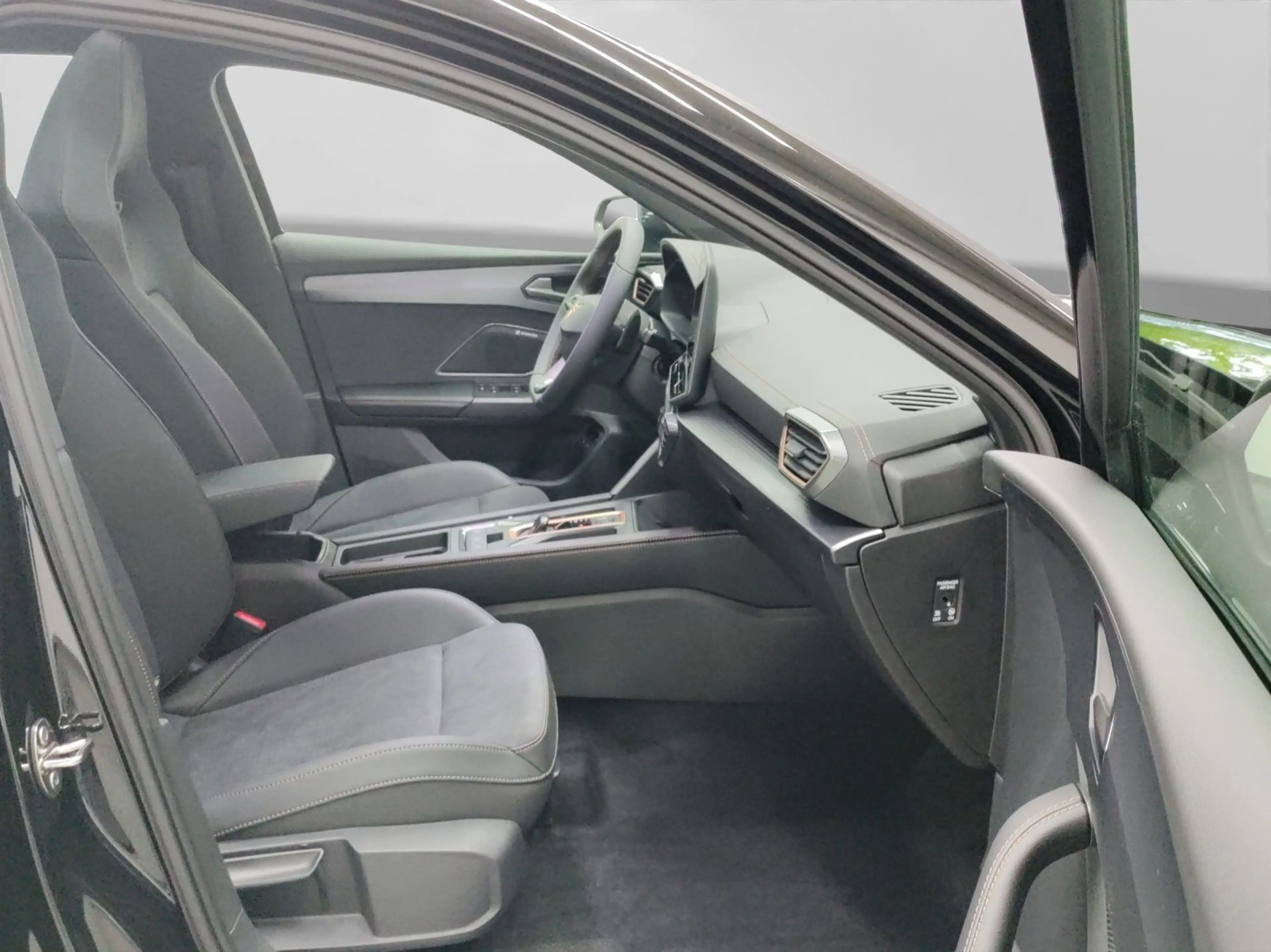 CUPRA Leon Sportstourer 1.5 e-HYBRID DSG VZ SENNHEISER — photo 4