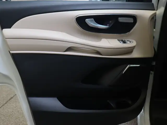 Mercedes-Benz V-Class view 9