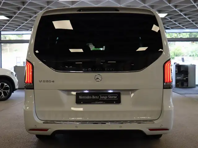 Mercedes-Benz V-Class view 5