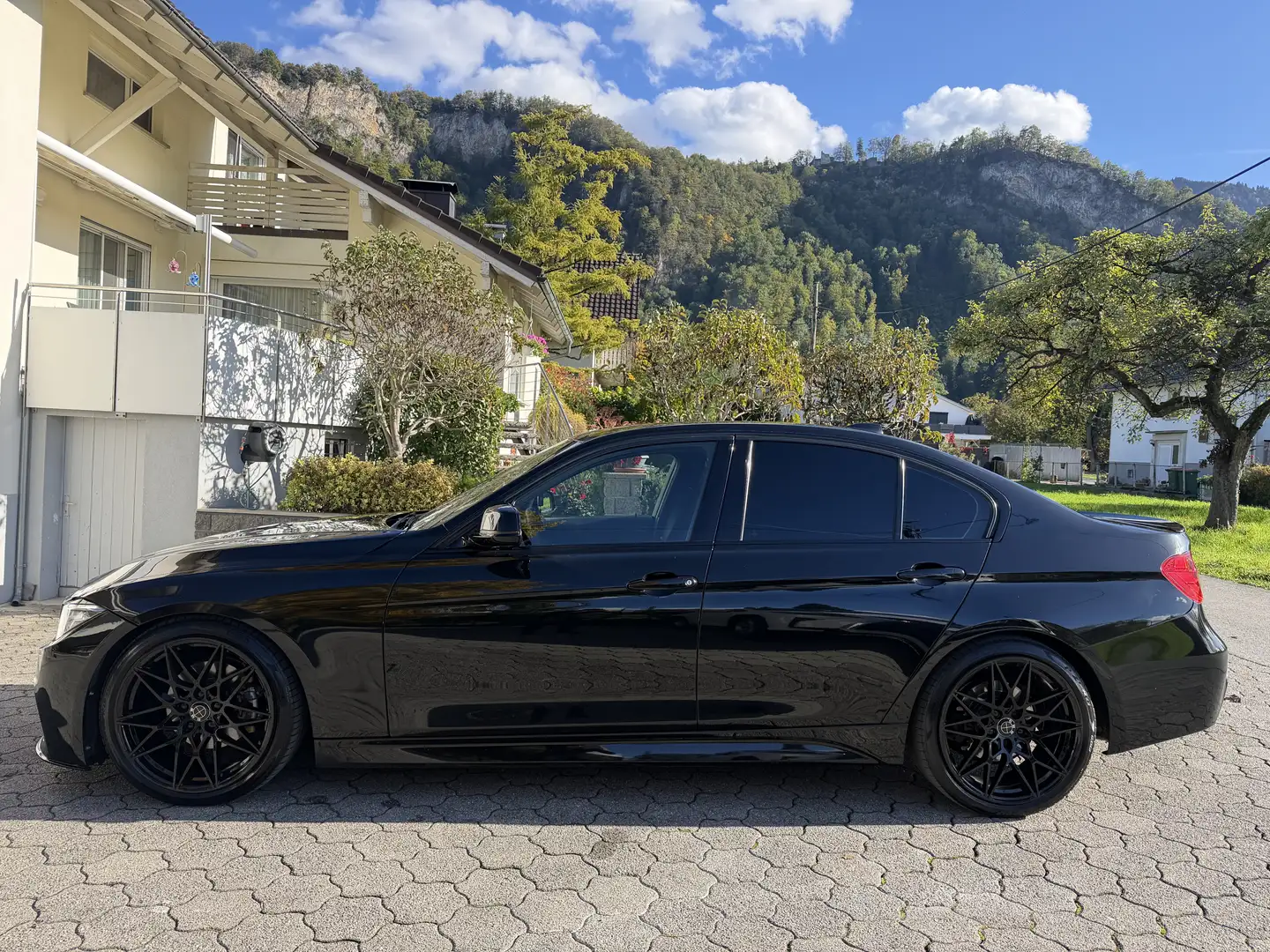 BMW 320 320d Aut. Schwarz - 2