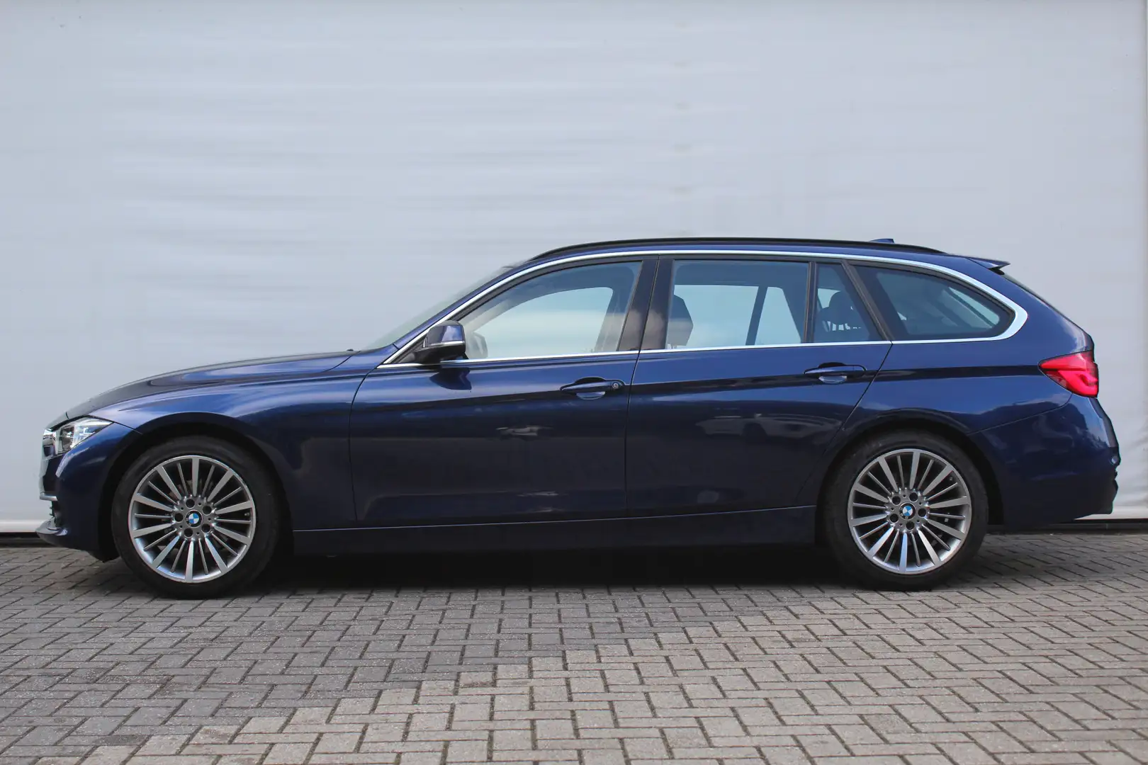 BMW 318 3 Serie Touring 318i Executive Luxury Line Automaa Blauw - 2