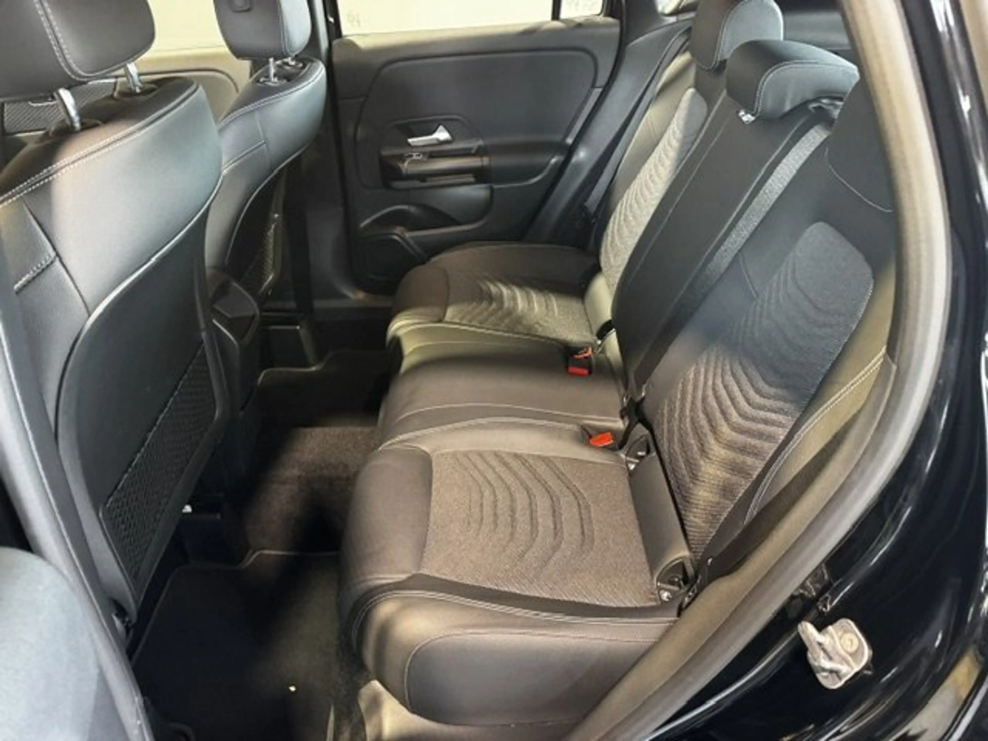 Mercedes-Benz GLA 180 Kamera/LED/eleHeck/WinterPa/MBUX/LMR 17" — photo 9