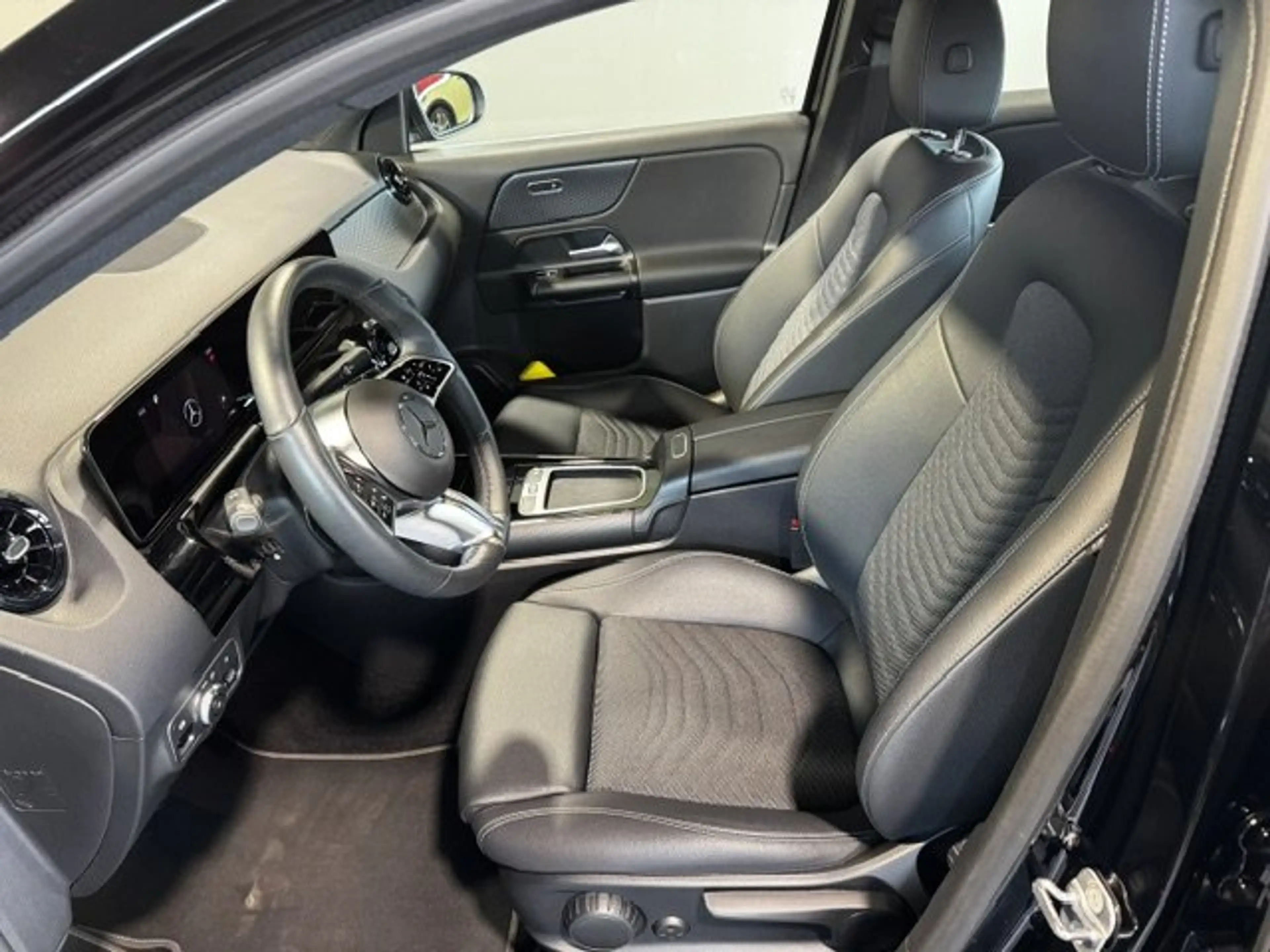 Mercedes-Benz GLA 180 Kamera/LED/eleHeck/WinterPa/MBUX/LMR 17" — photo 8