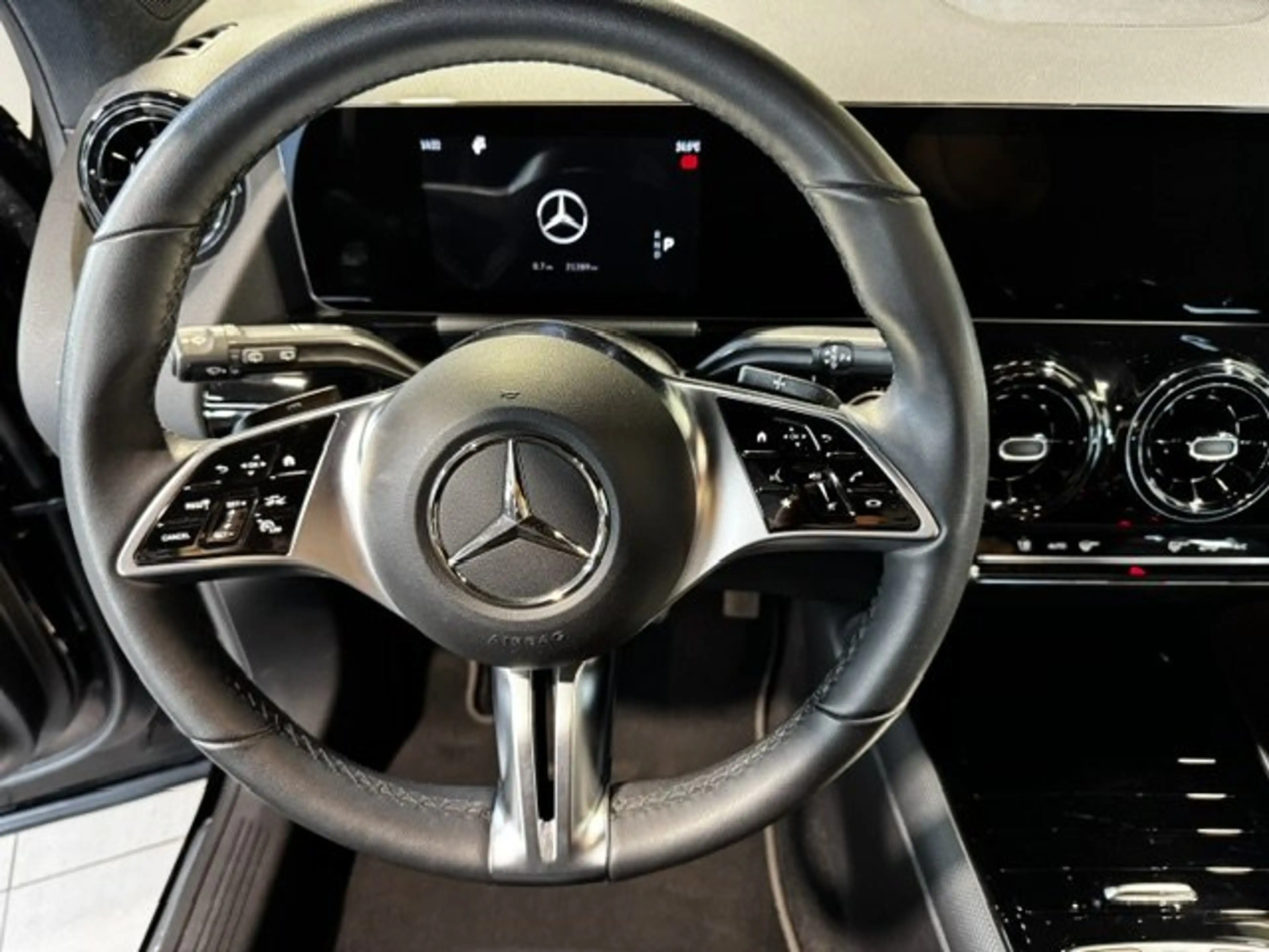 Mercedes-Benz GLA 180 Kamera/LED/eleHeck/WinterPa/MBUX/LMR 17" — photo 5
