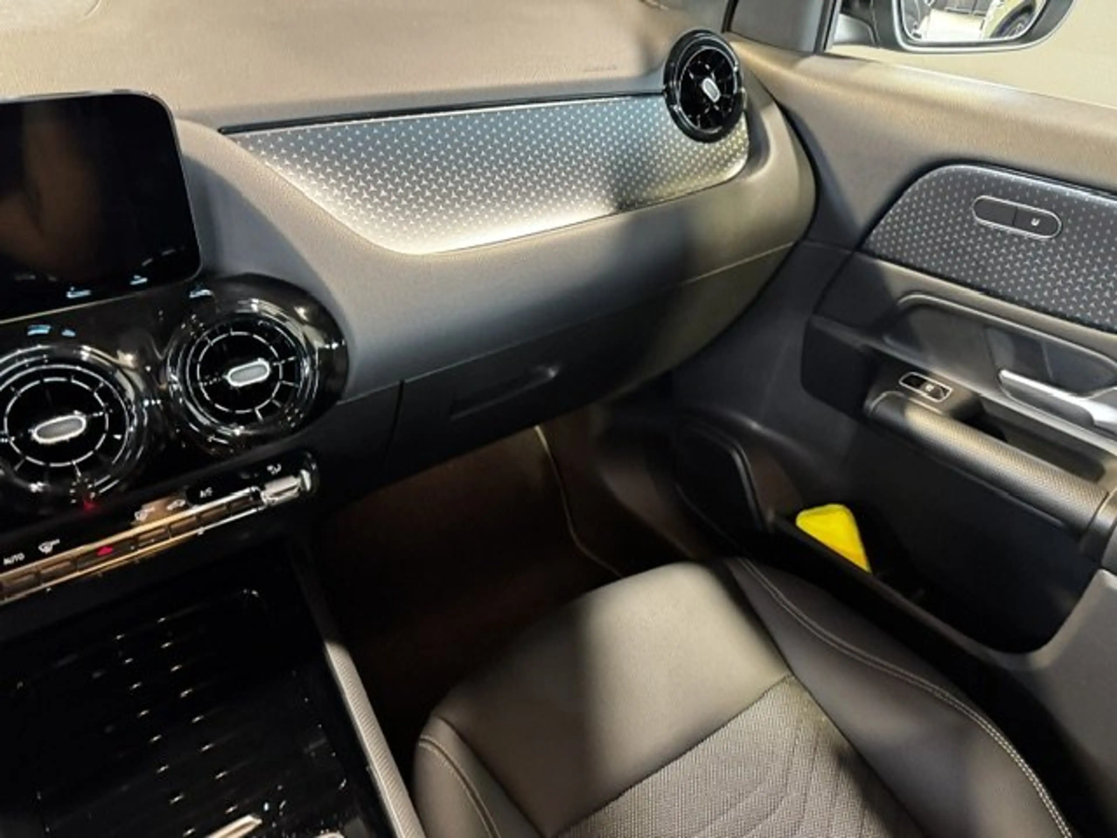 Mercedes-Benz GLA 180 Kamera/LED/eleHeck/WinterPa/MBUX/LMR 17" — photo 7