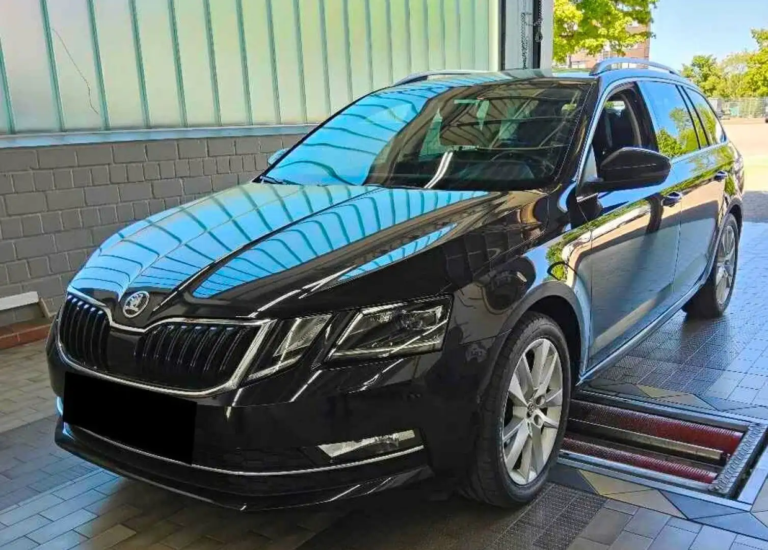 Skoda Octavia Combi Premium Edition *KeyLess*Leder*1Hd Schwarz - 1