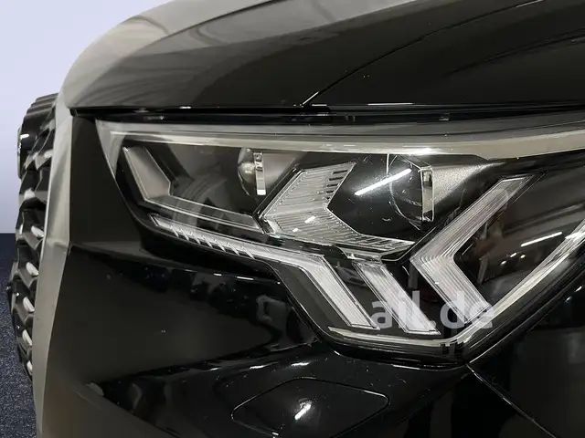 Audi Q3 view 15