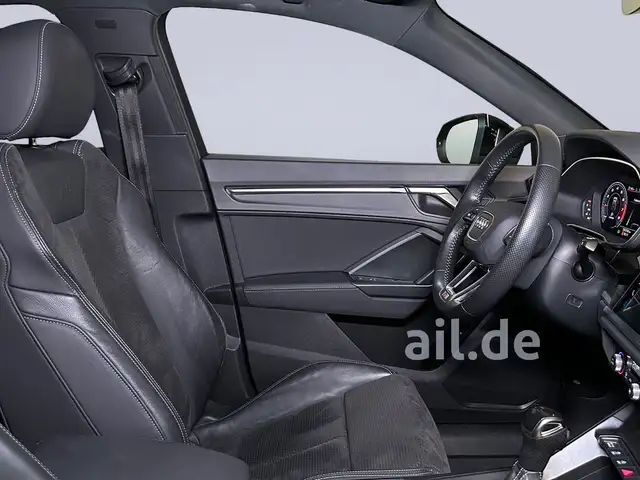 Audi Q3 view 5