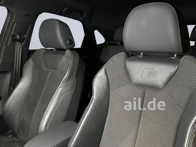 Audi Q3 view 8