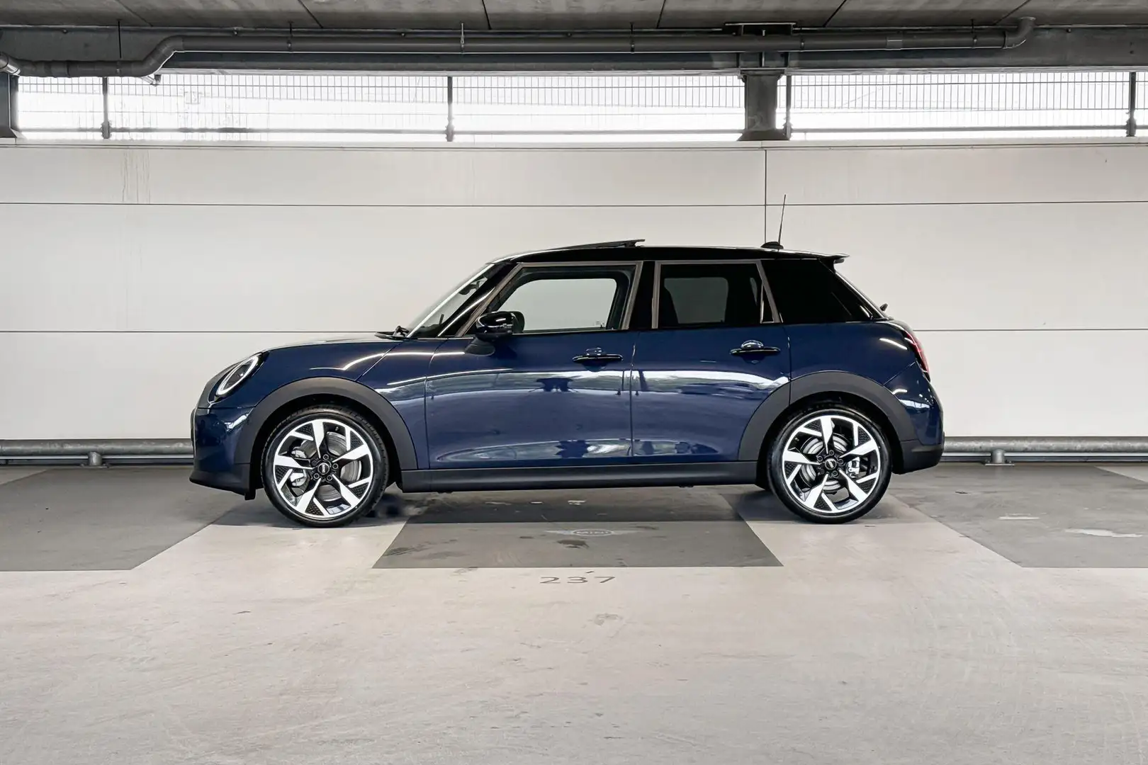 MINI Cooper 5-deurs 2.0 Cooper S Favoured | Pakket XL Blauw - 2