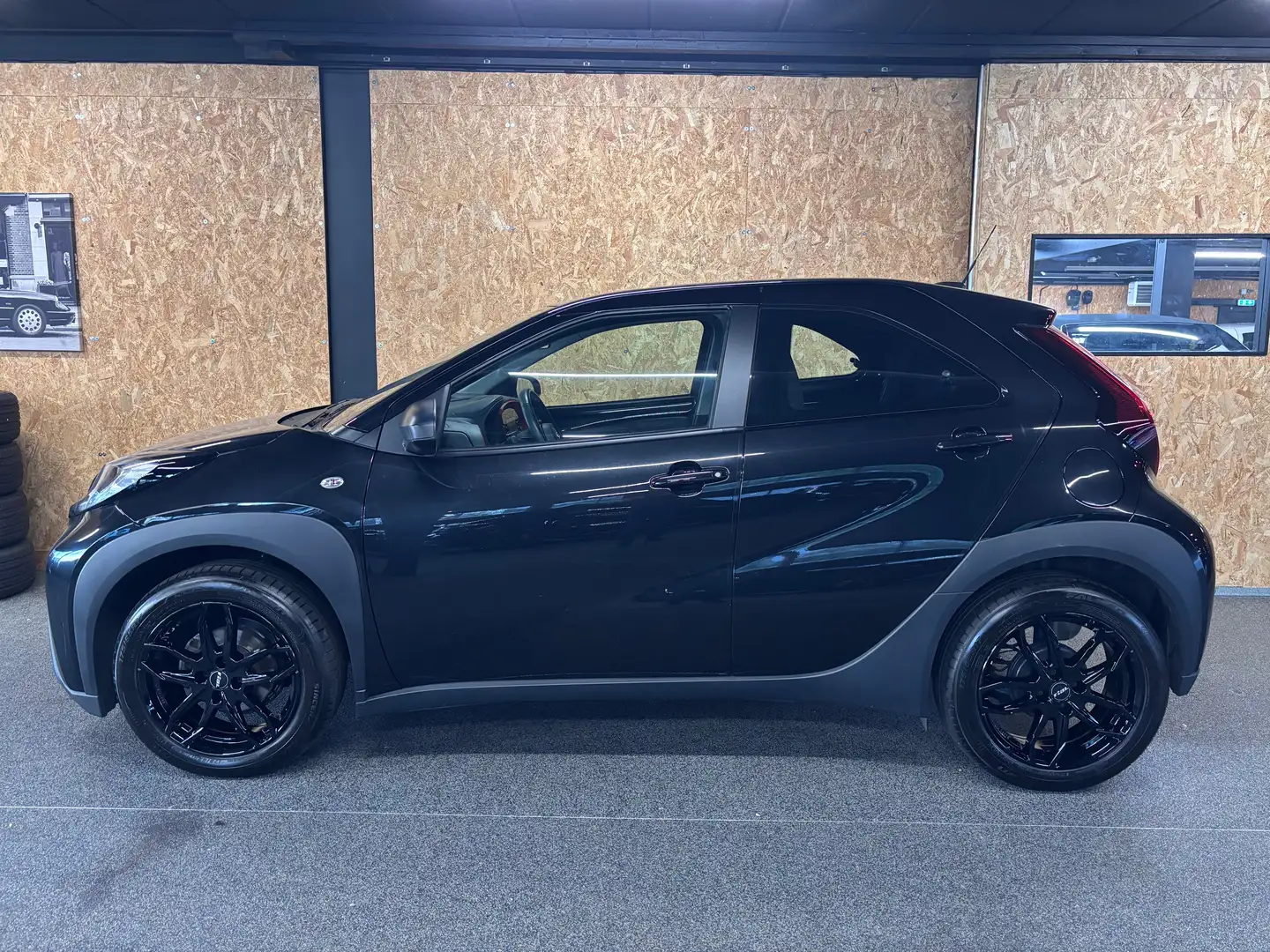 Toyota Aygo X 1.0 VVT-i MT Play Zwart - 1