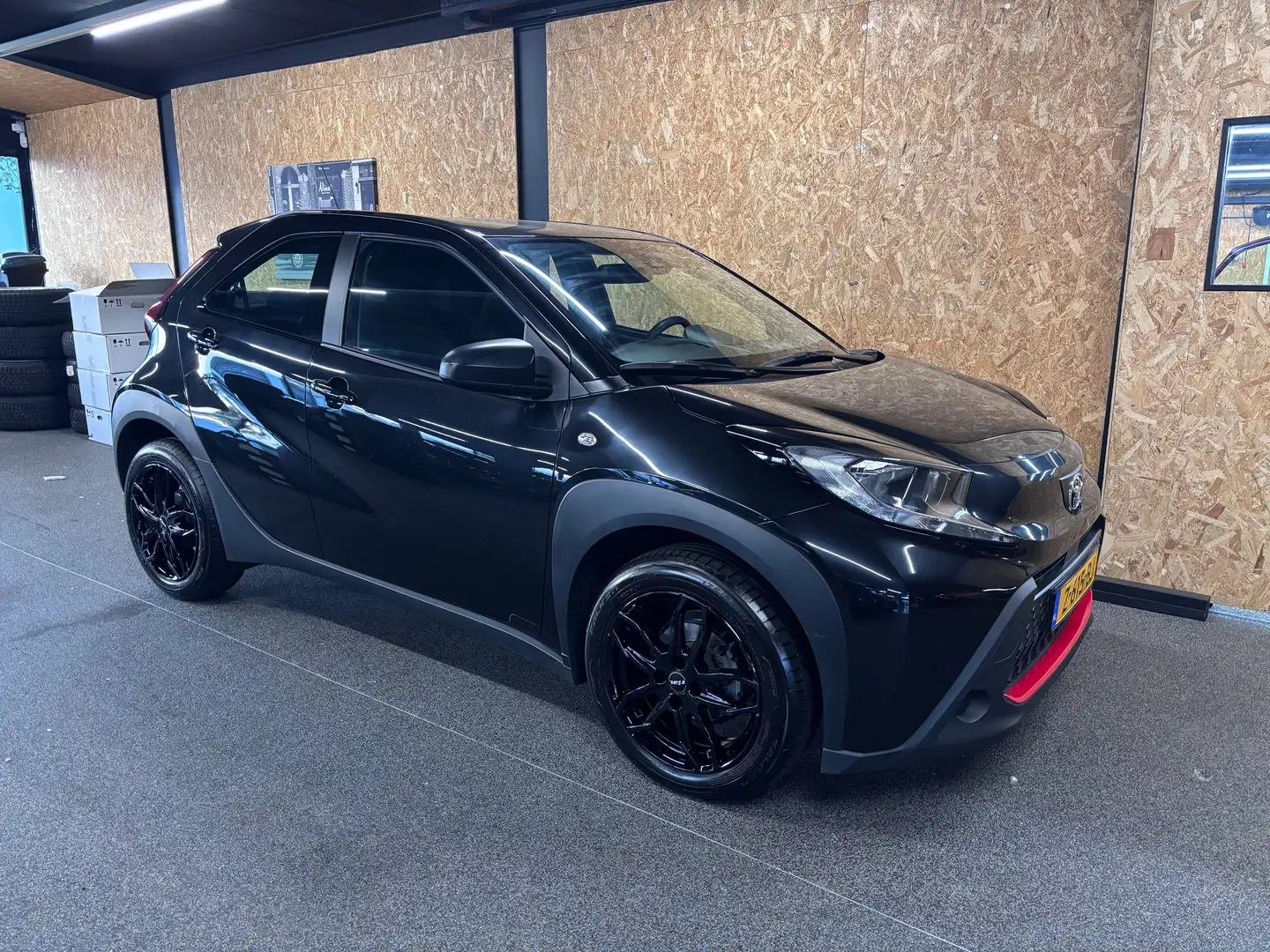 Toyota Aygo X 1.0 VVT-i MT Play Zwart - 2