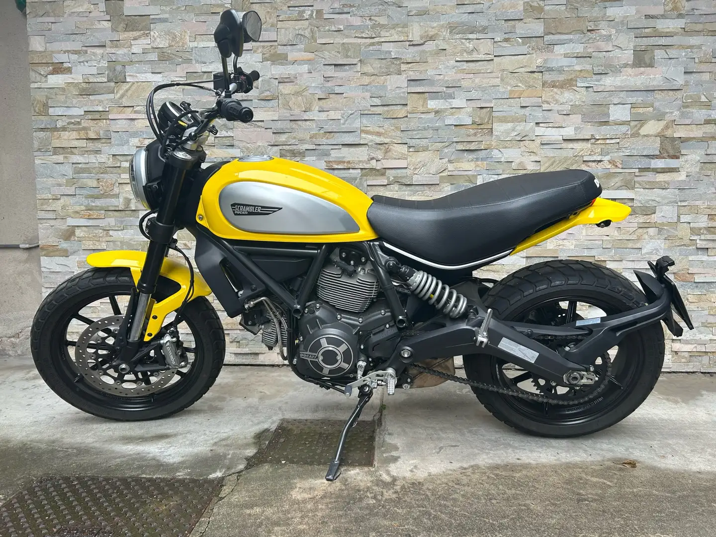 Ducati Scrambler 800 Icon Yellow - 1